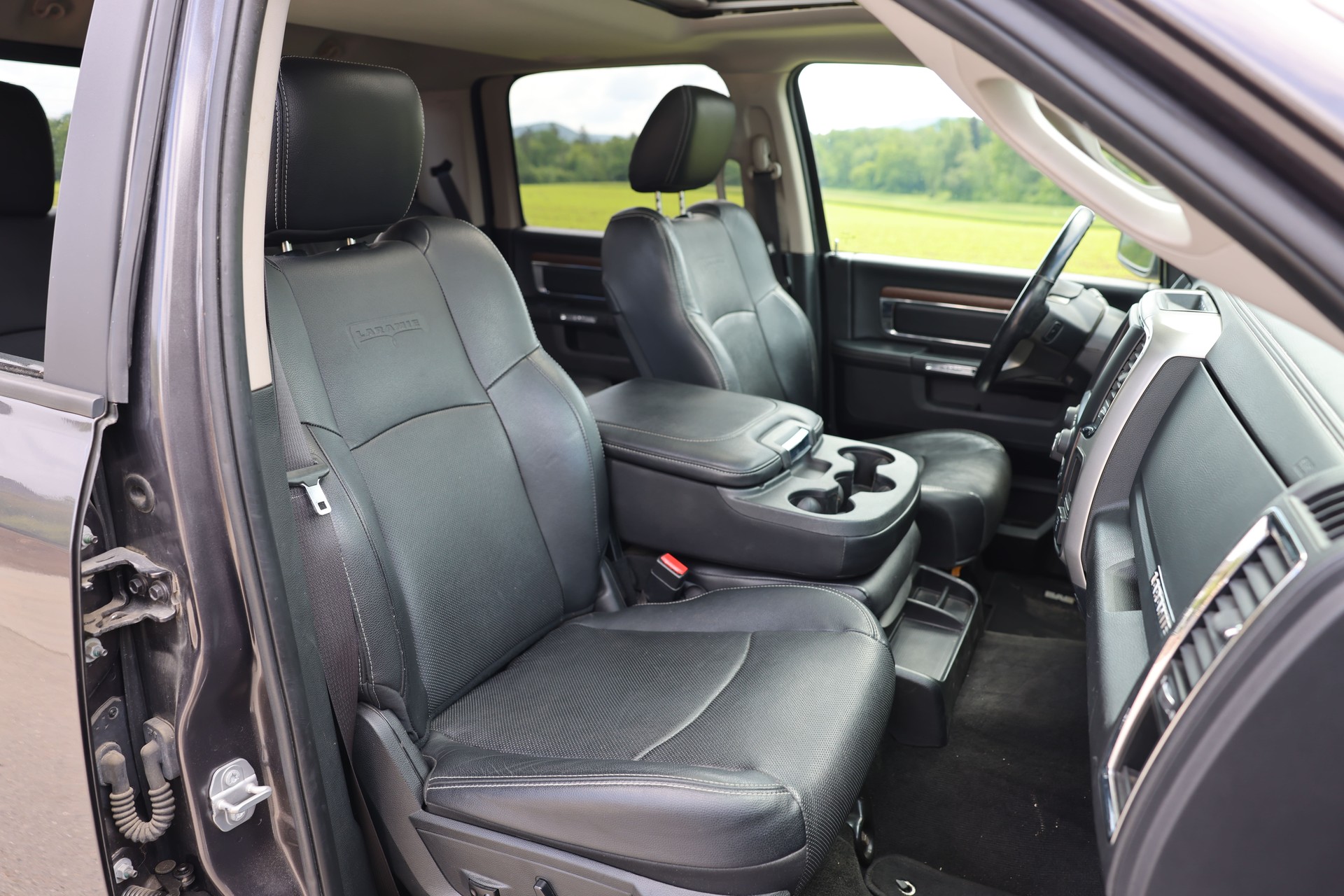 DODGE RAM 1500 Laramie 5.7 V8 HEMI CrewCab-image-5