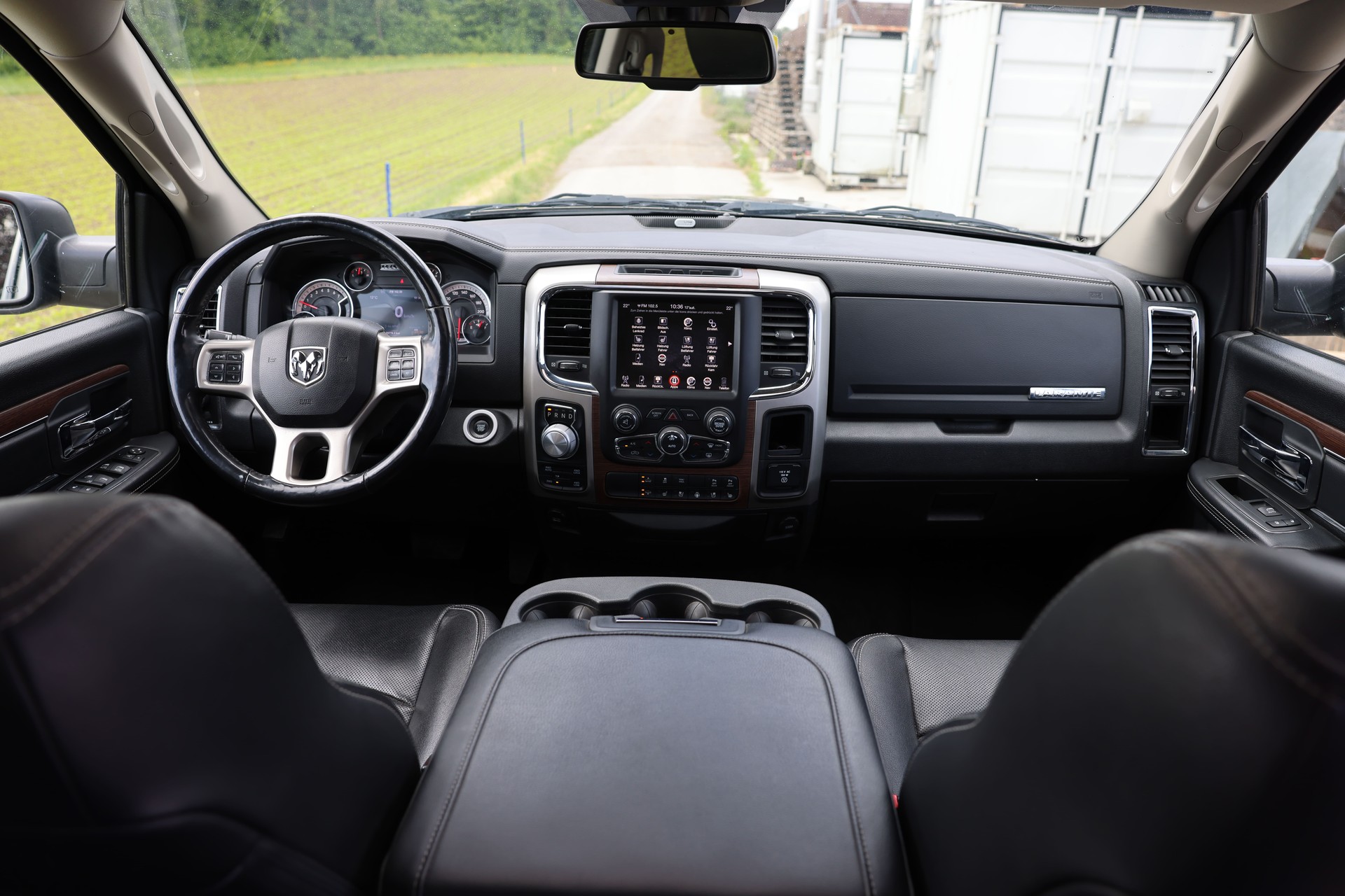 DODGE RAM 1500 Laramie 5.7 V8 HEMI CrewCab-image-9