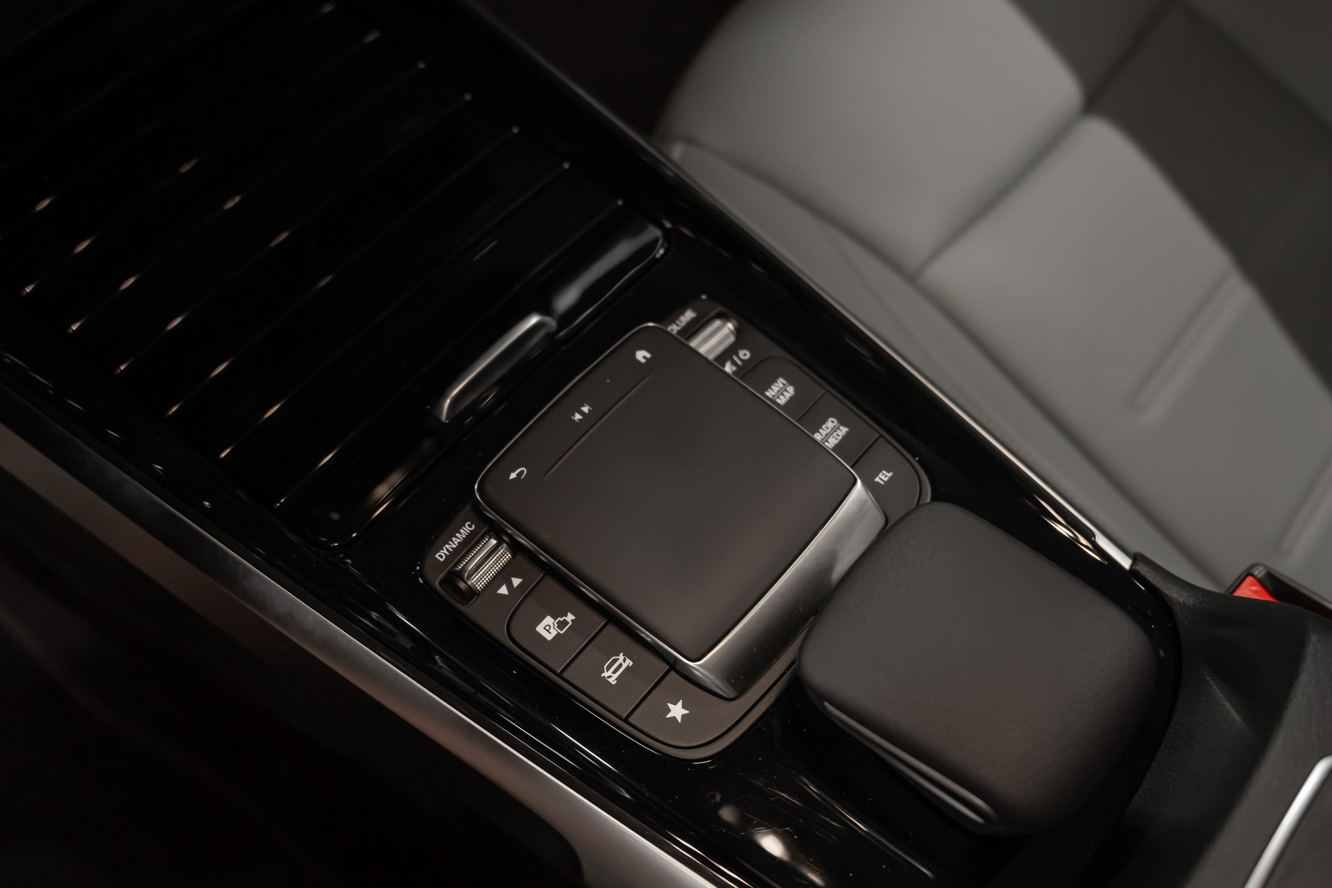 MERCEDES-BENZ GLB 200 d AMG Line 8G-Tronic / Sitzheizung / Anhängerkupplung / Super Ausstattung-image-13