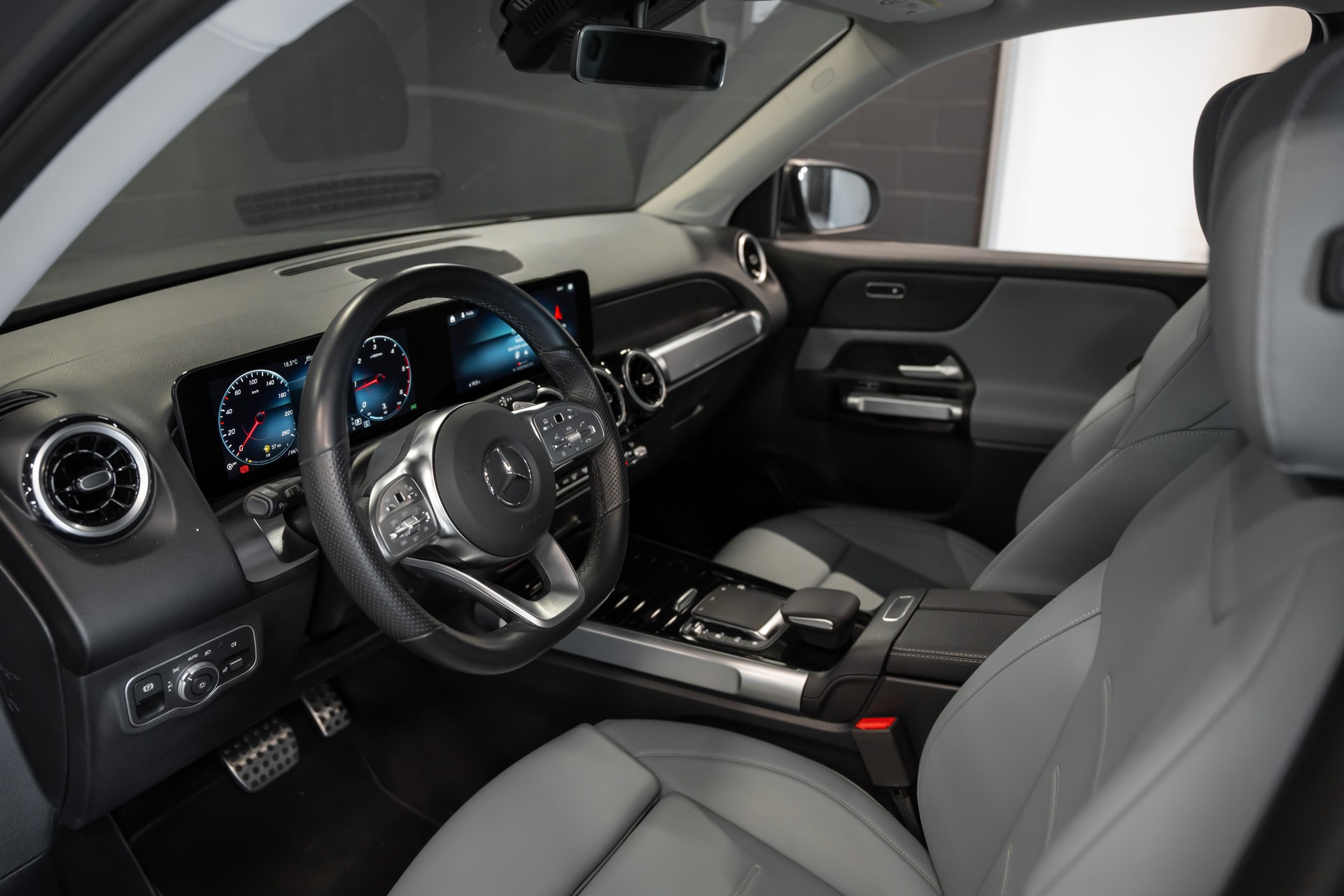 MERCEDES-BENZ GLB 200 d AMG Line 8G-Tronic / Sitzheizung / Anhängerkupplung / Super Ausstattung-image-8