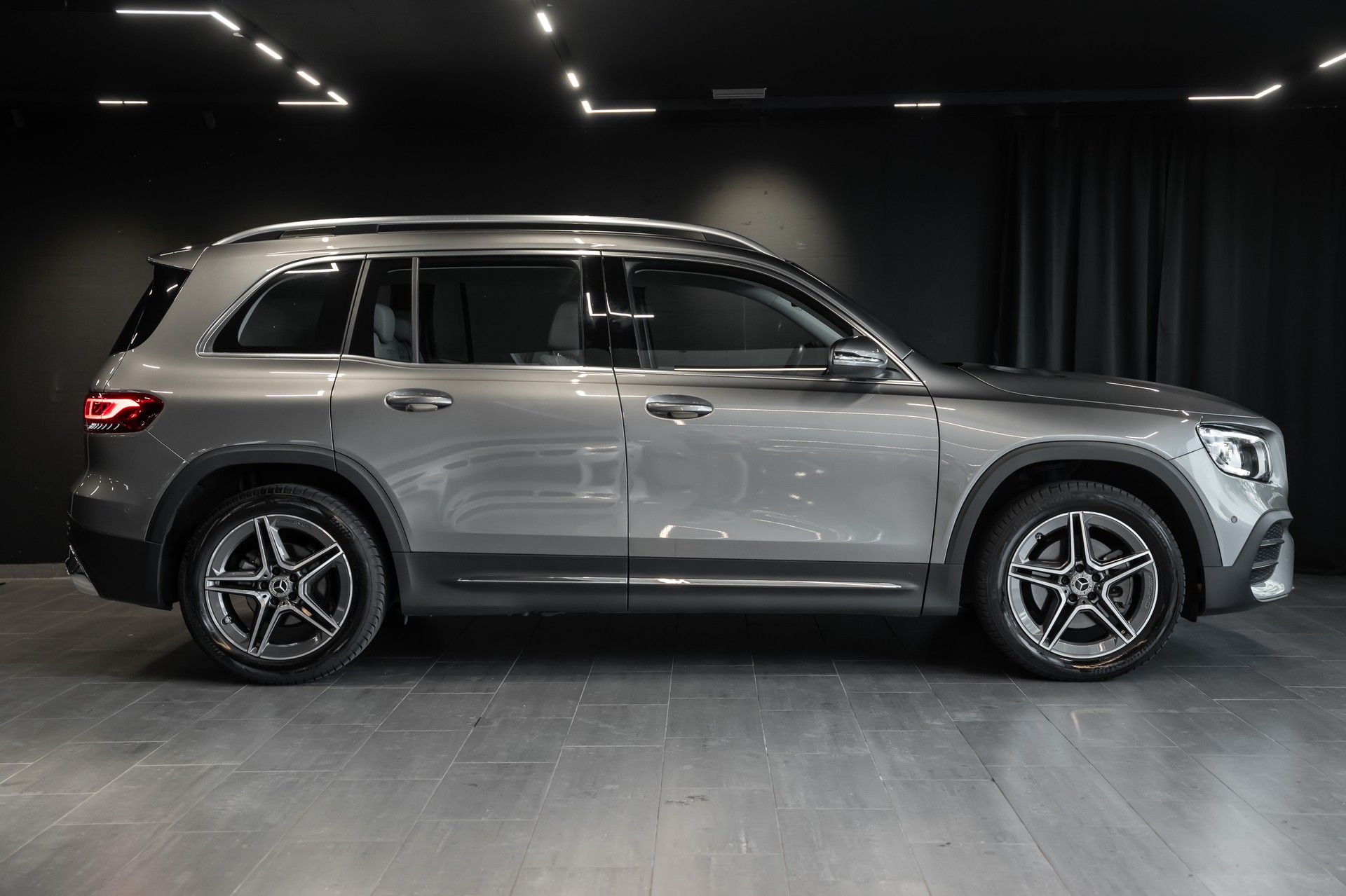 MERCEDES-BENZ GLB 200 d AMG Line 8G-Tronic / Sitzheizung / Anhängerkupplung / Super Ausstattung-image-2