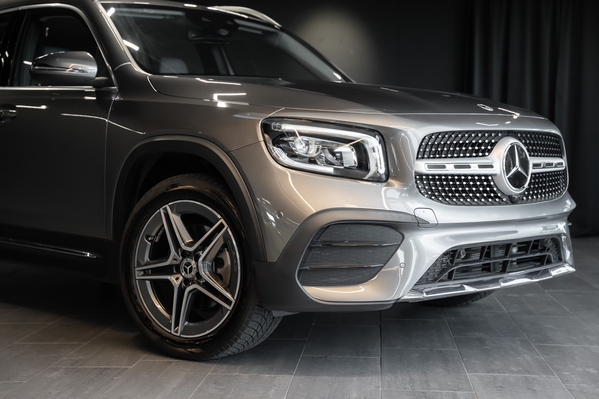 MERCEDES-BENZ GLB 200 d AMG Line 8G-Tronic / Sitzheizung / Anhängerkupplung / Super Ausstattung-image-1