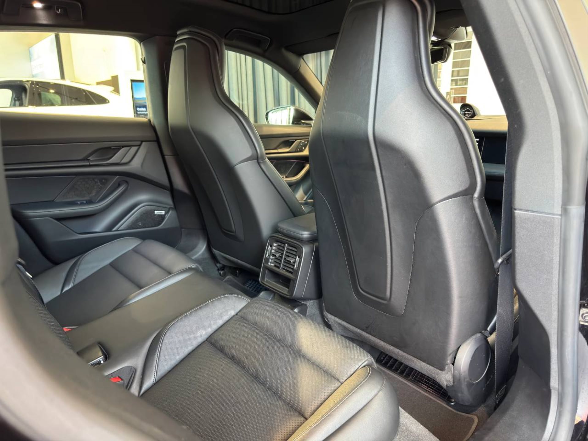 PORSCHE Taycan 4 Cross Turismo-image-17
