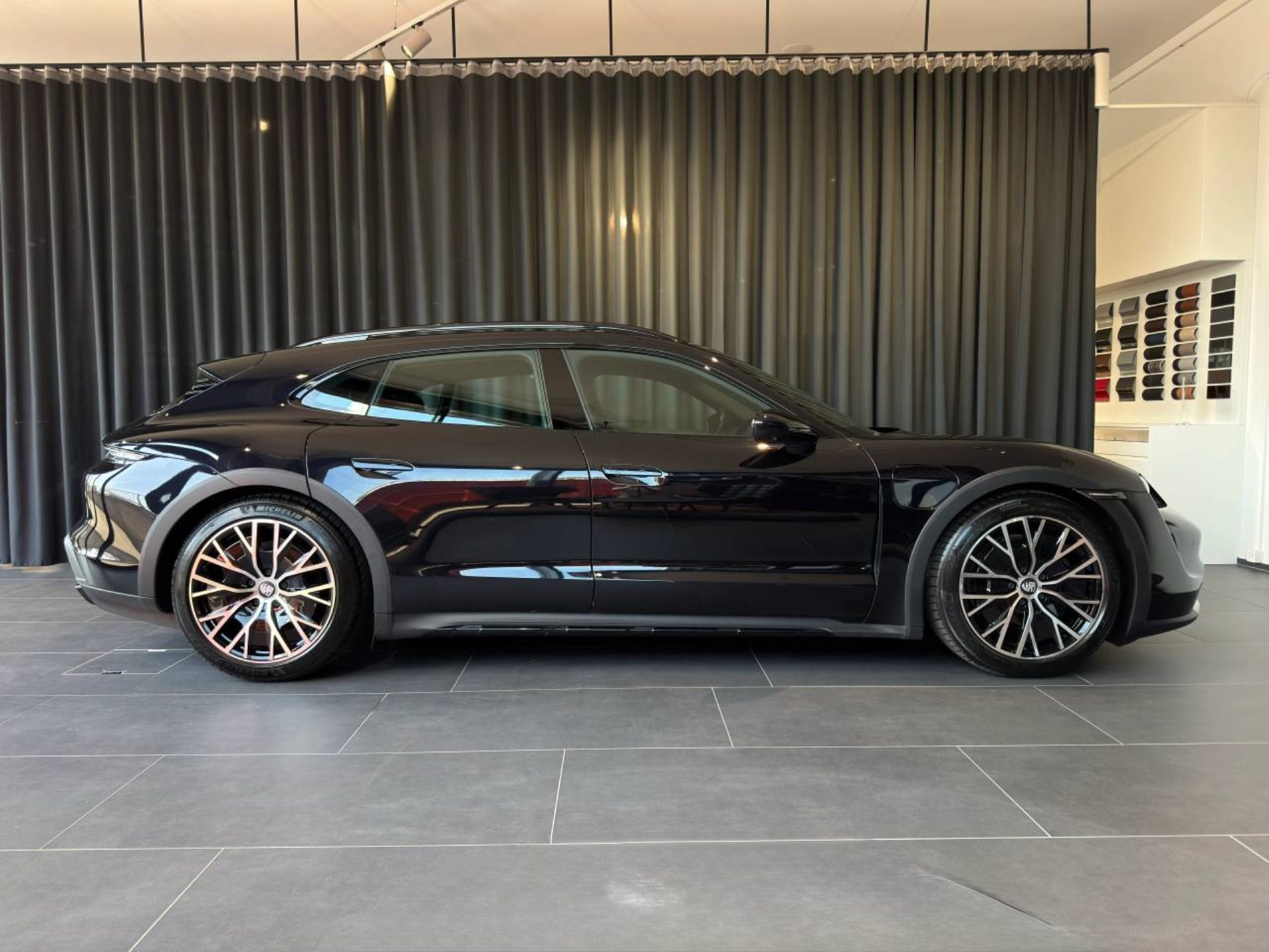 PORSCHE Taycan 4 Cross Turismo-image-7