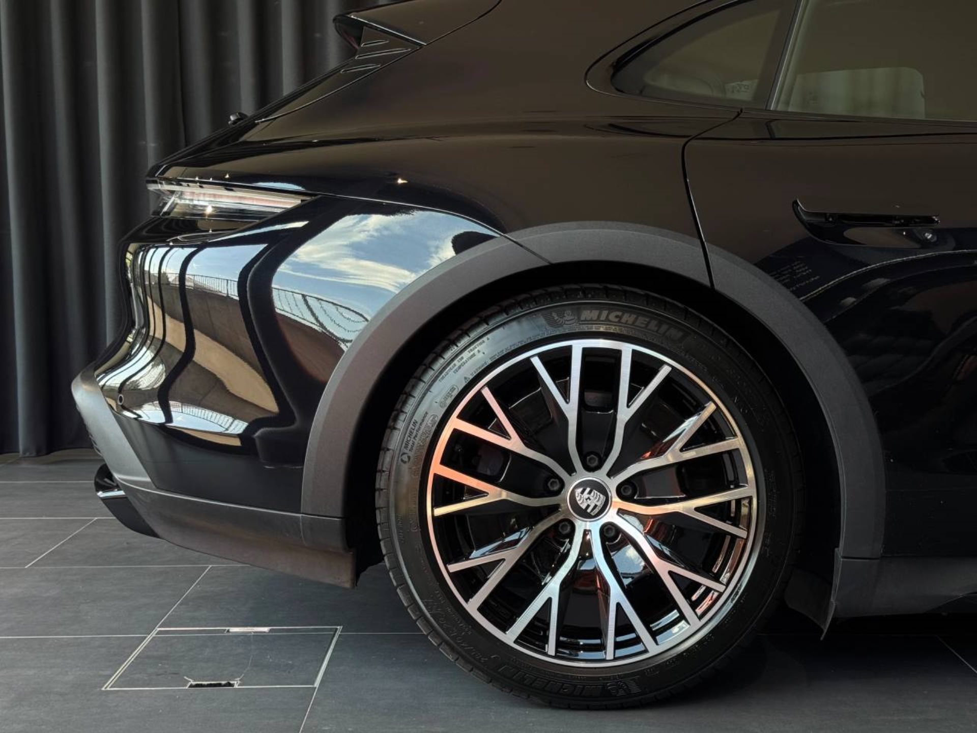 PORSCHE Taycan 4 Cross Turismo-image-11
