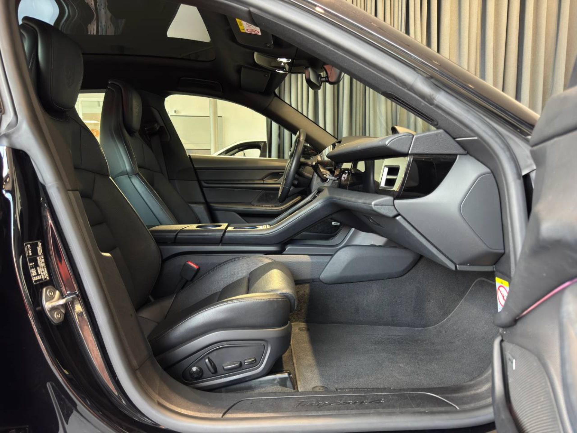 PORSCHE Taycan 4 Cross Turismo-image-18