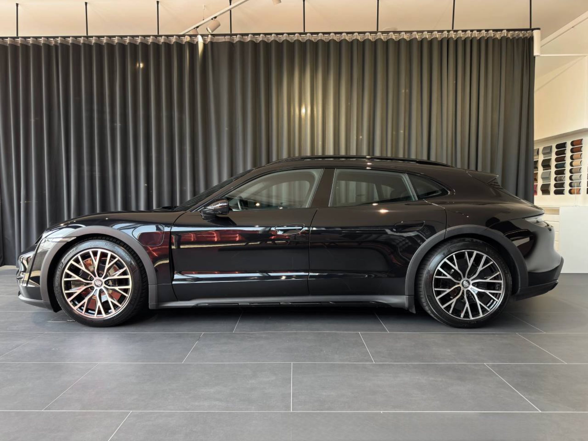PORSCHE Taycan 4 Cross Turismo-showroom-element-1
