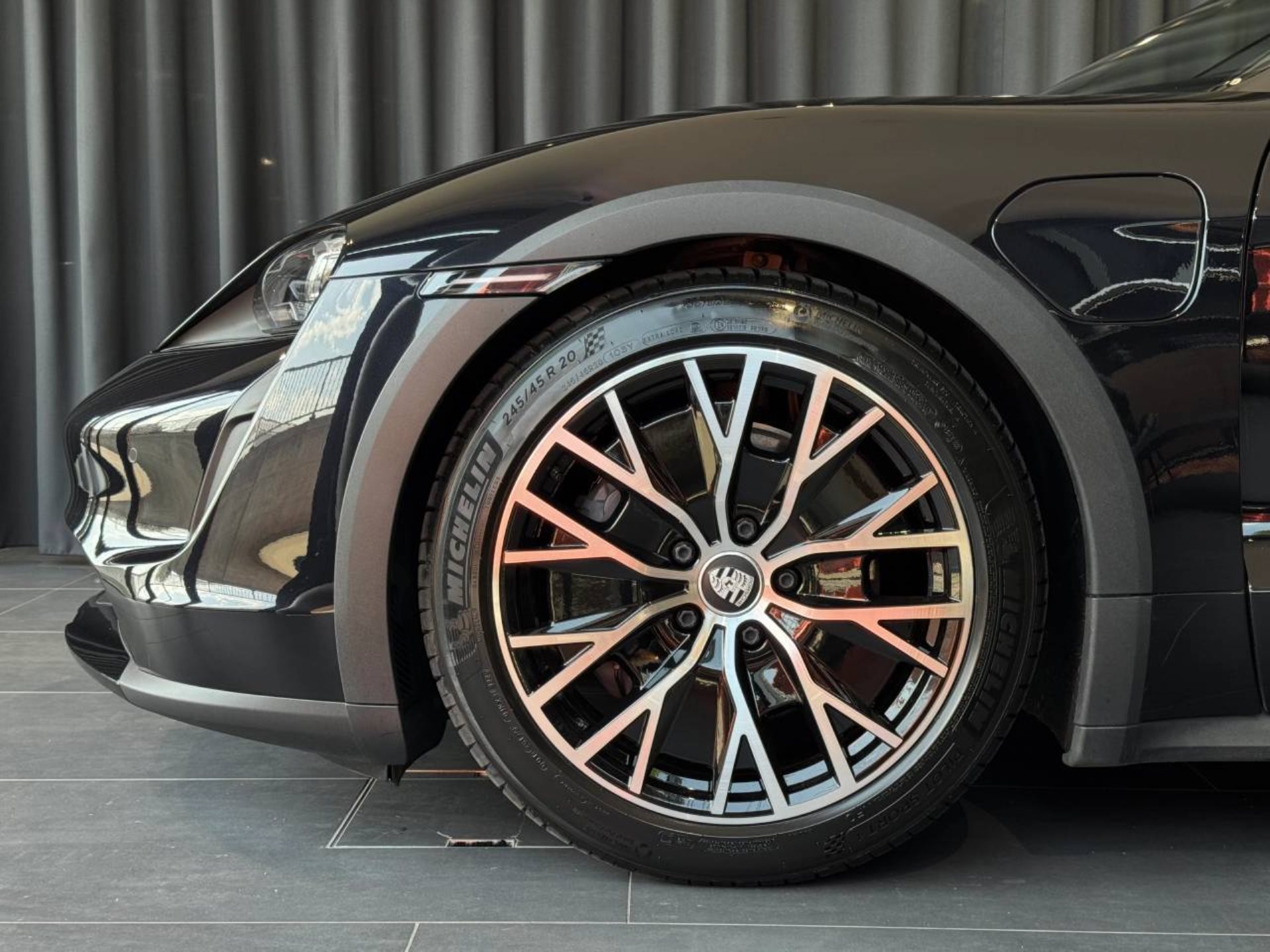 PORSCHE Taycan 4 Cross Turismo-image-10