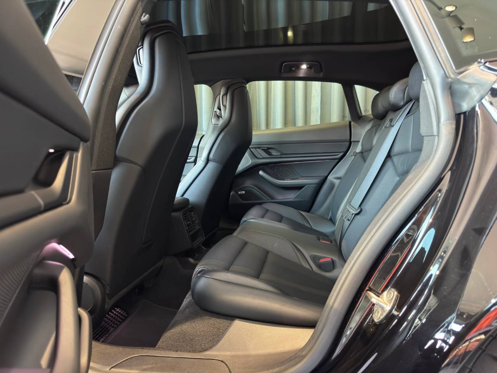 PORSCHE Taycan 4 Cross Turismo-image-16