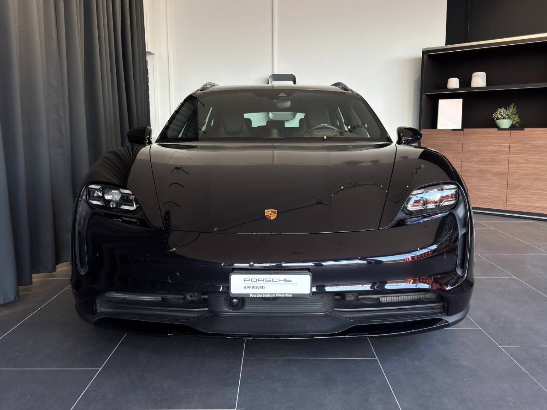 PORSCHE Taycan 4 Cross Turismo-image-9