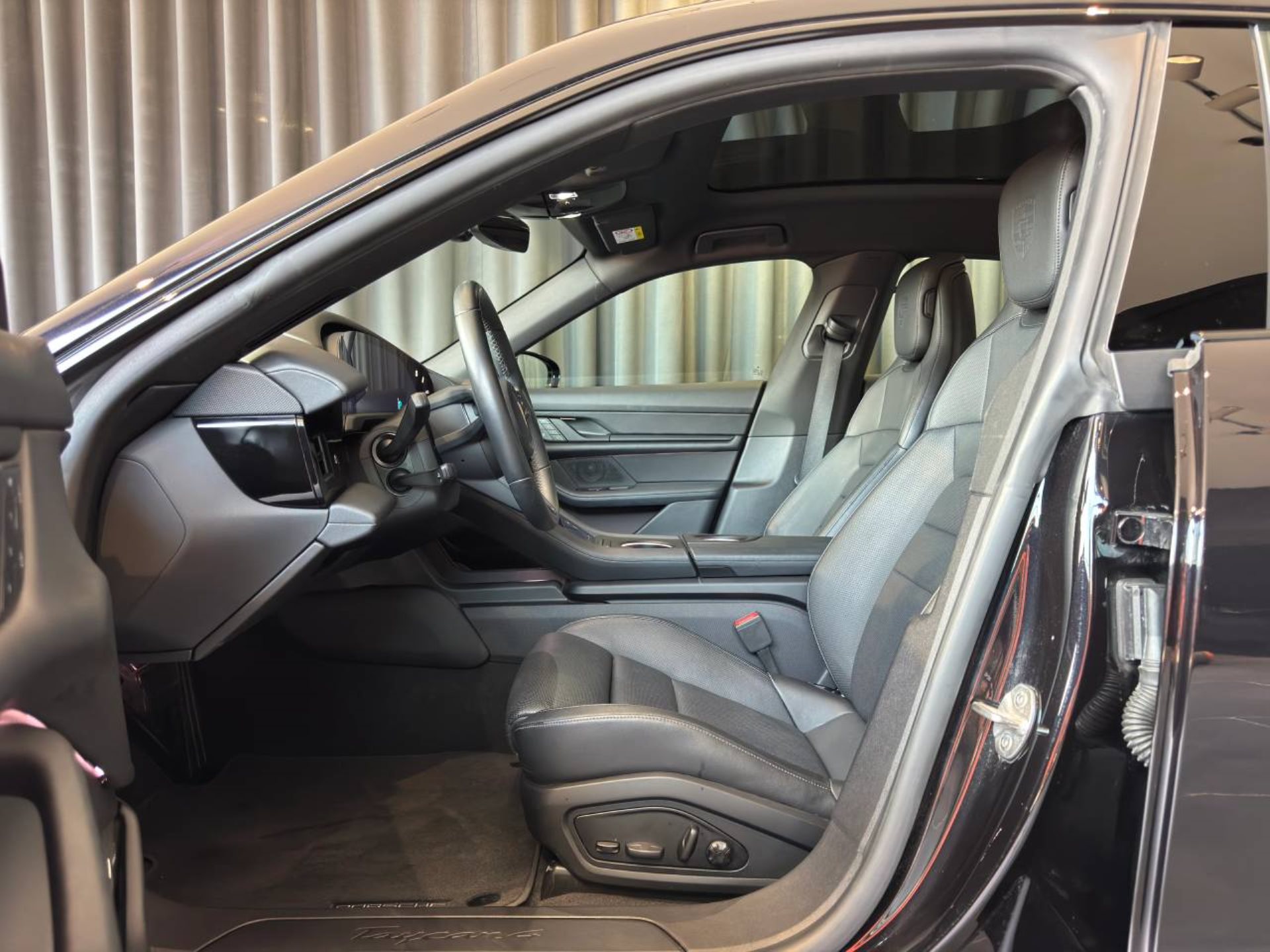 PORSCHE Taycan 4 Cross Turismo-image-4