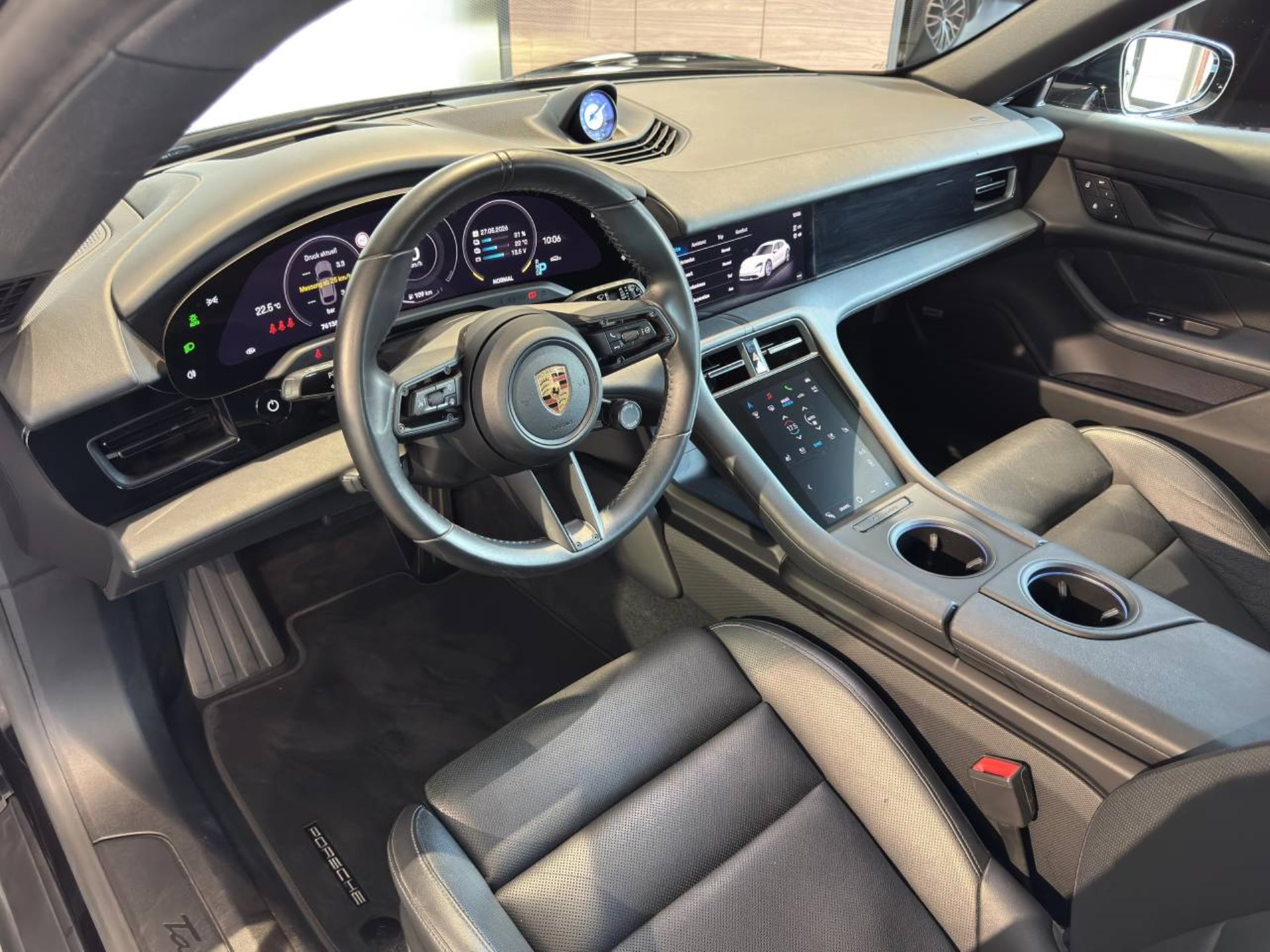 PORSCHE Taycan 4 Cross Turismo-showroom-element-3