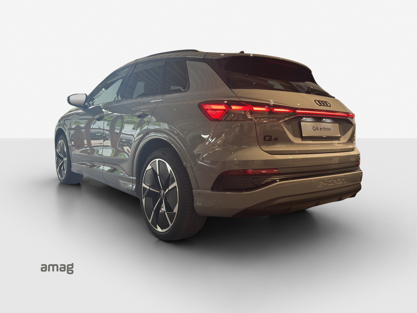 AUDI Q4 e-tron 45 Edition Swiss Ski quattro-showroom-element-2
