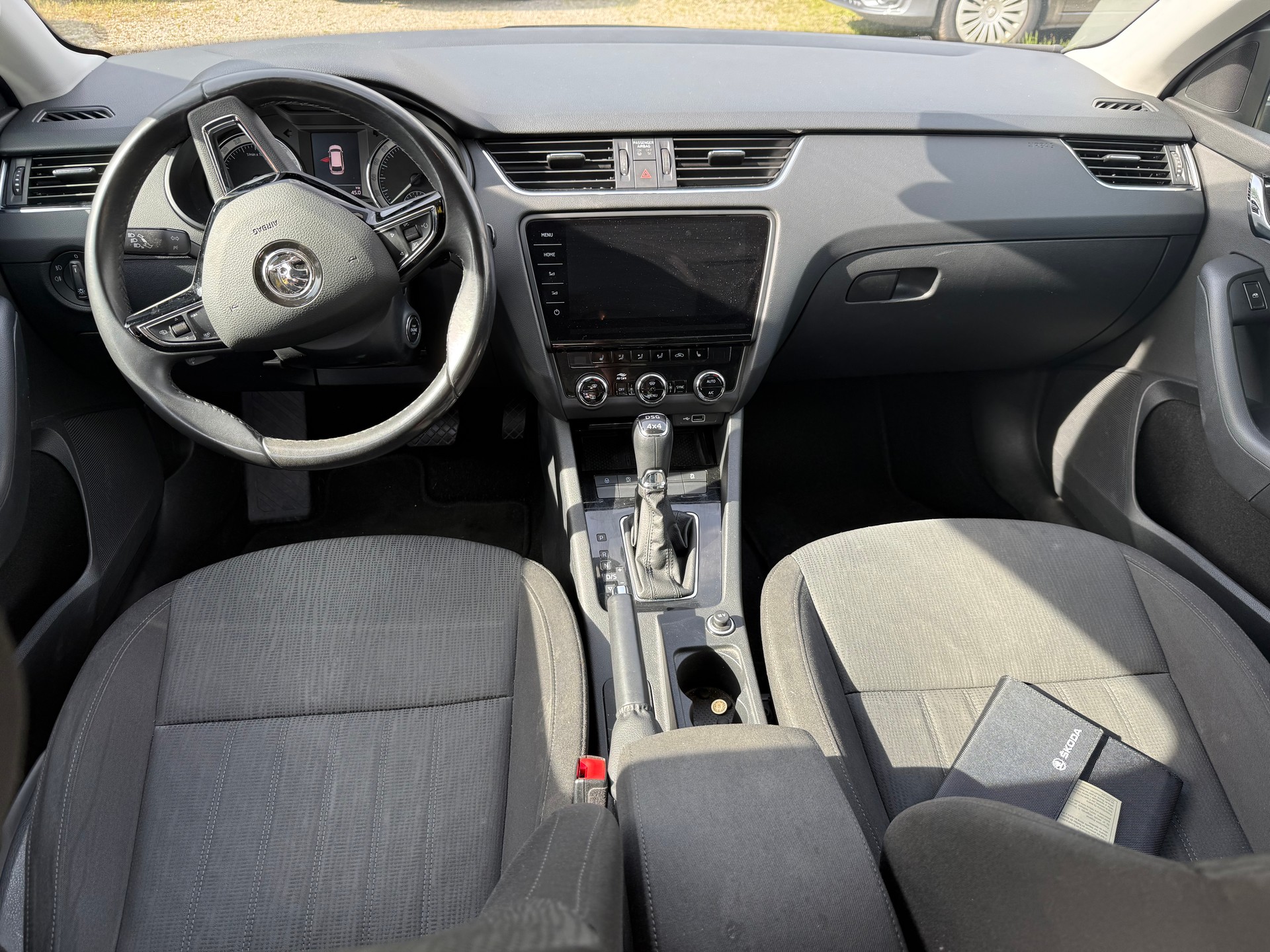 SKODA Octavia Combi 2.0 TDI Ambition 4x4 DSG-image-14