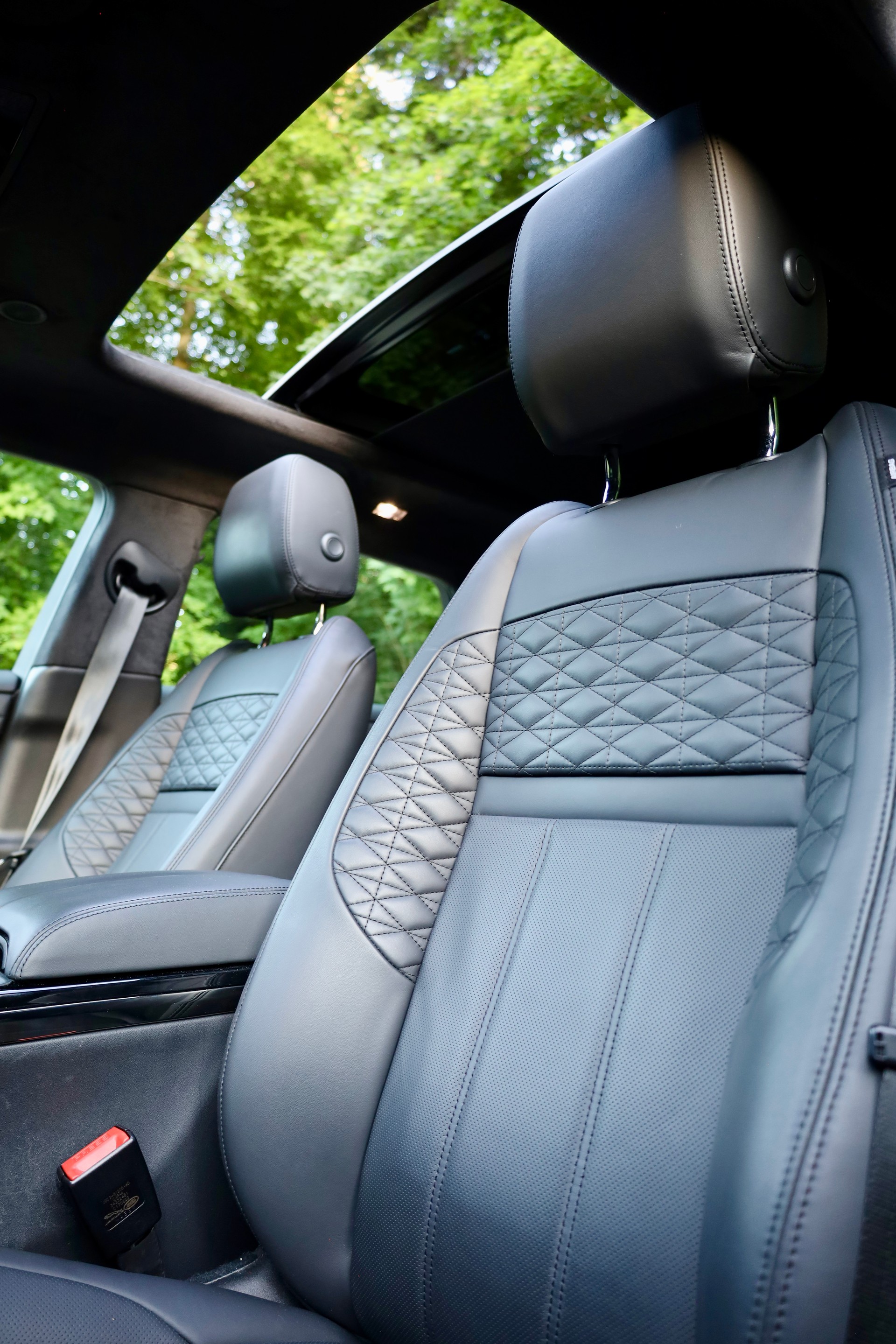 LAND ROVER 1.5 T 300e R-Dynamic Autobiography-image-4