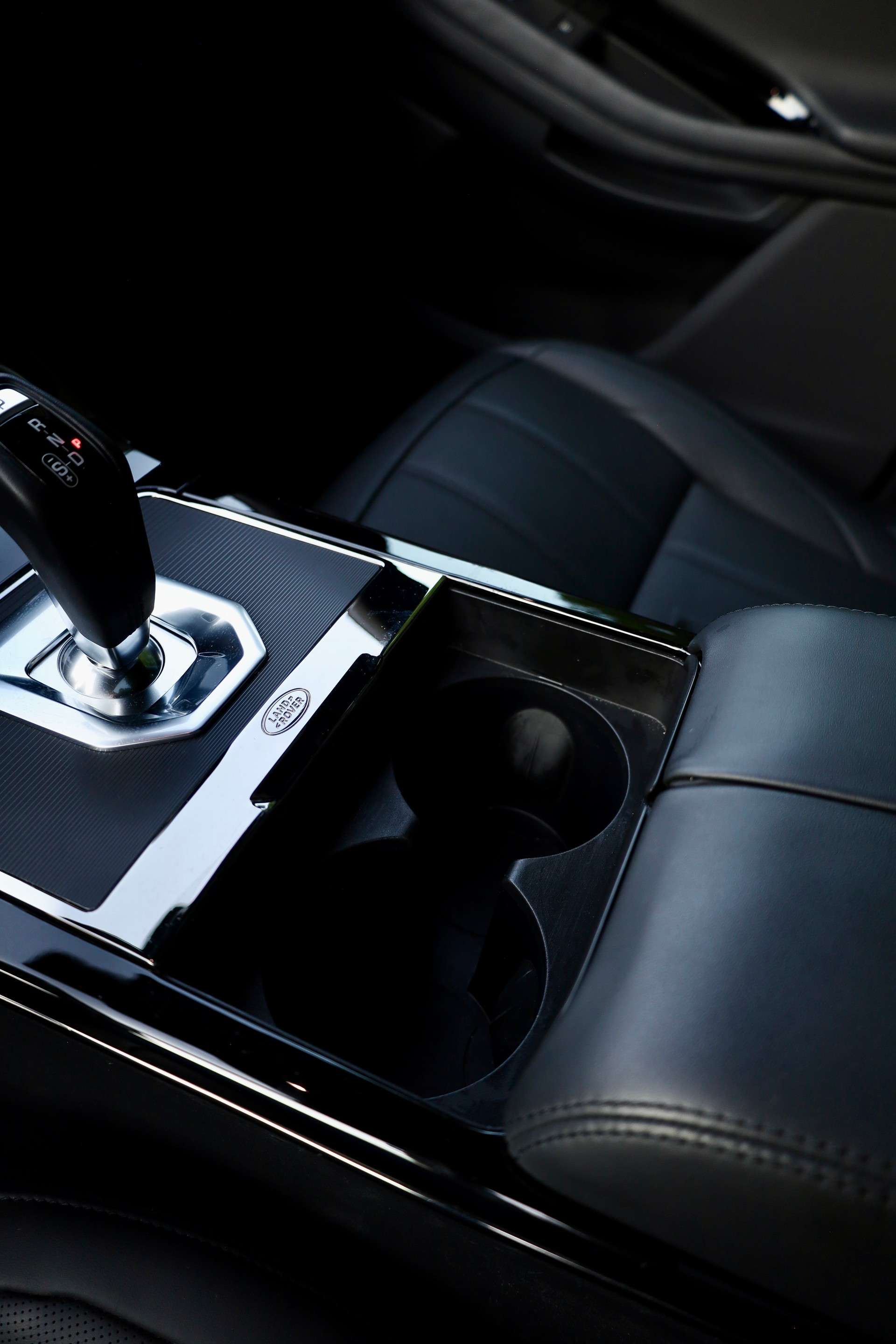 LAND ROVER 1.5 T 300e R-Dynamic Autobiography-image-12