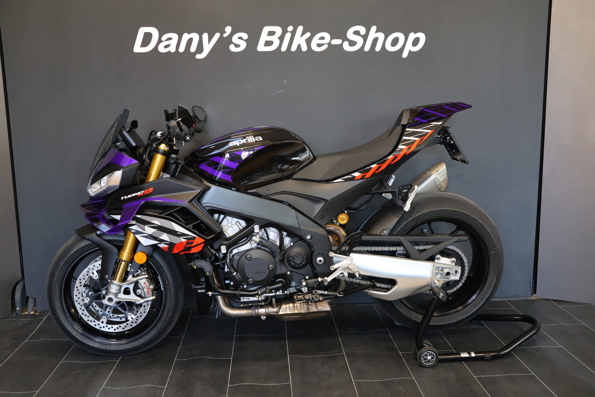 APRILIA Tuono V4 1100 E5+ Factory Akrapovic-showroom-element-2