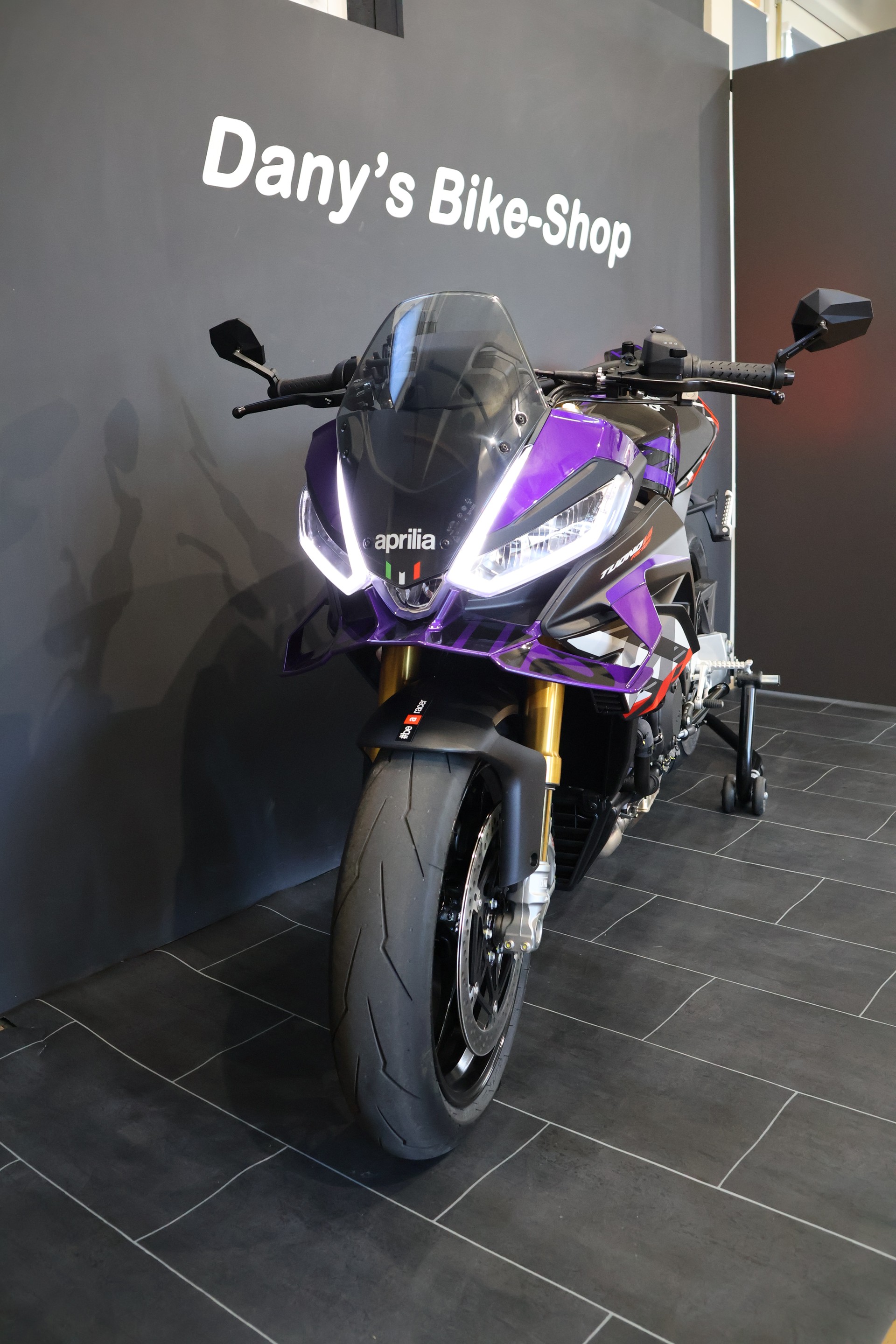APRILIA Tuono V4 1100 E5+ Factory Akrapovic-image-4