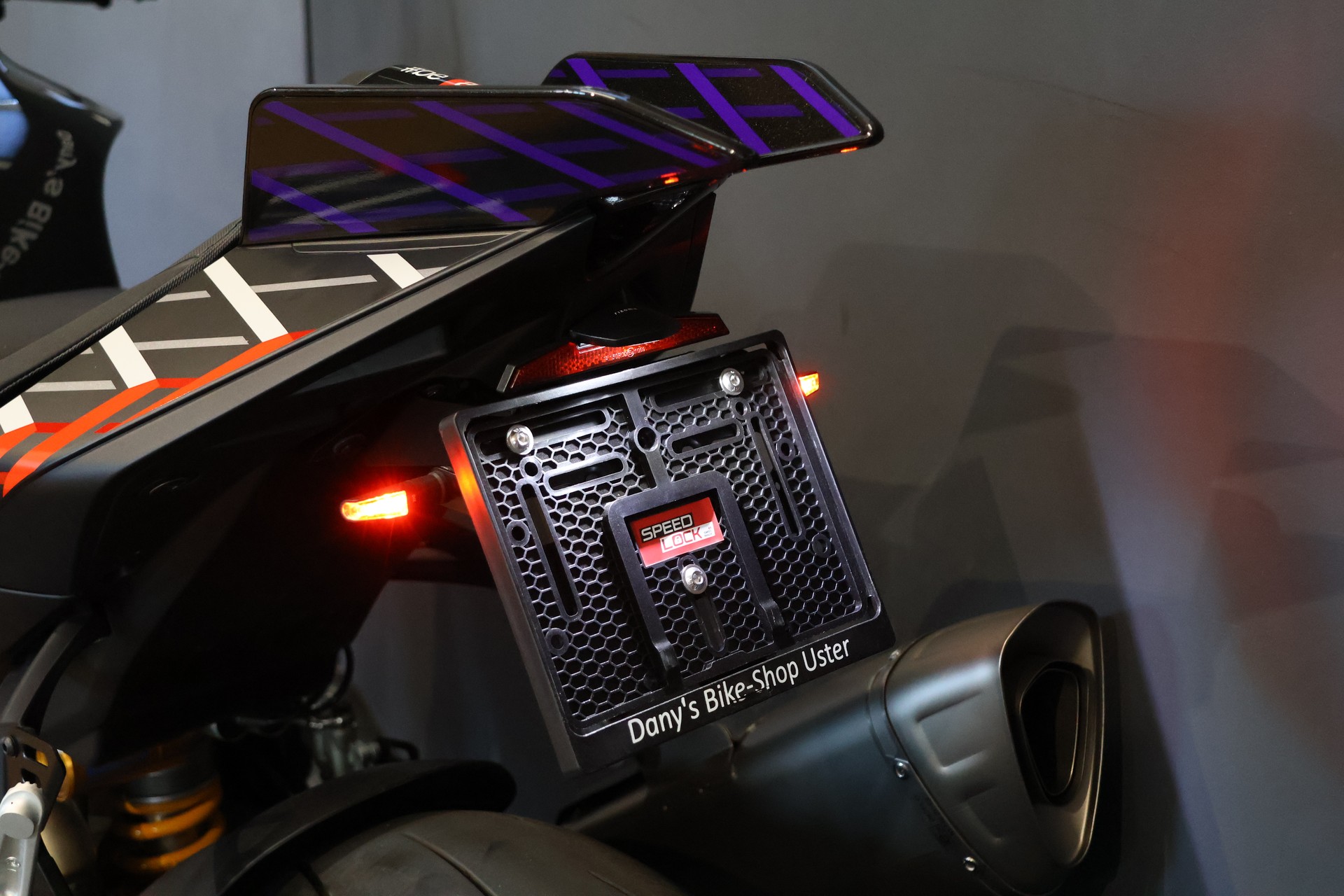APRILIA Tuono V4 1100 E5+ Factory Akrapovic-image-12
