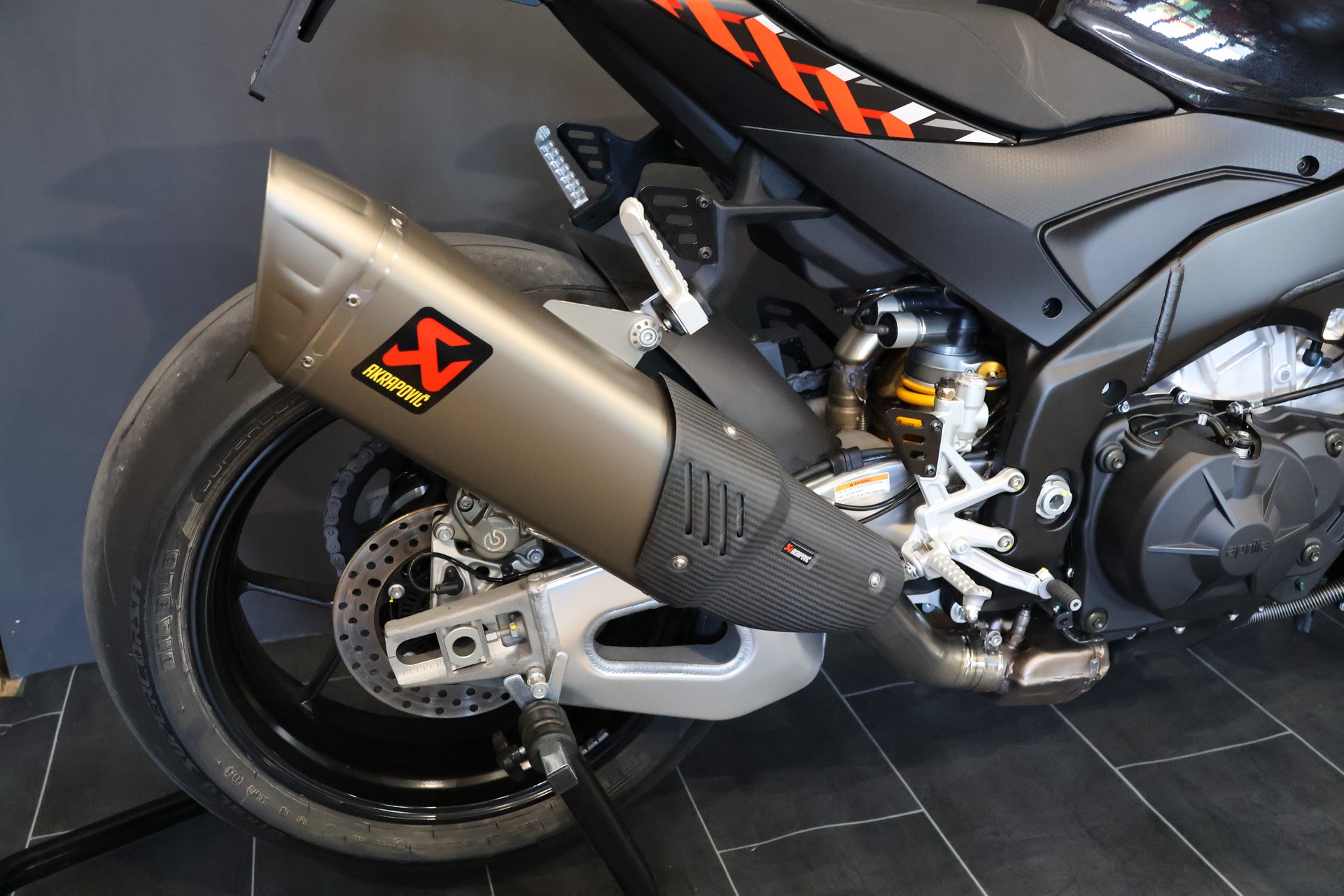 APRILIA Tuono V4 1100 E5+ Factory Akrapovic-image-13