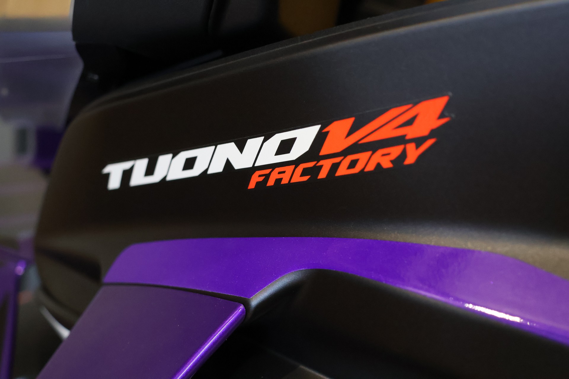 APRILIA Tuono V4 1100 E5+ Factory Akrapovic-image-9