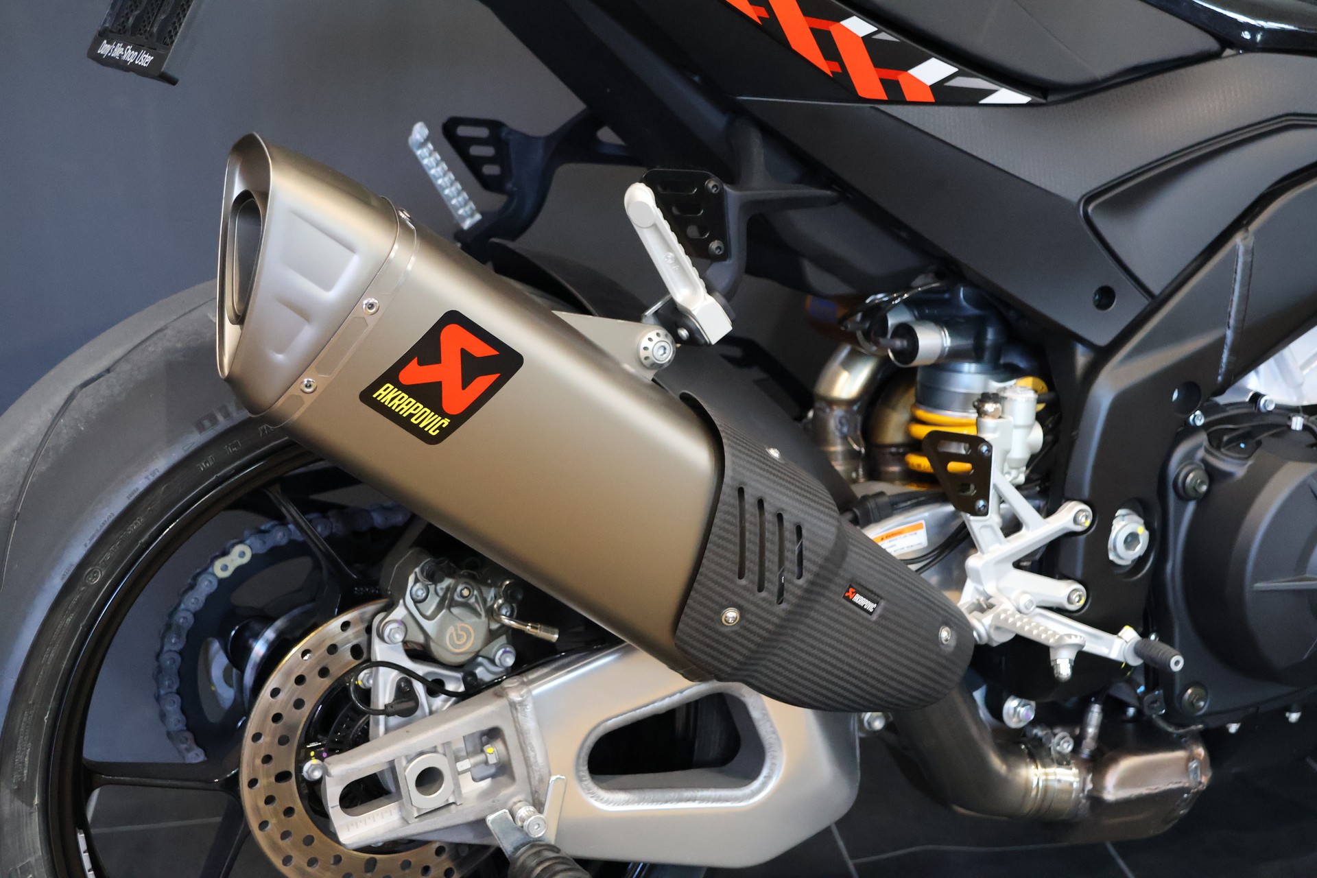 APRILIA Tuono V4 1100 E5+ Factory Akrapovic-image-5