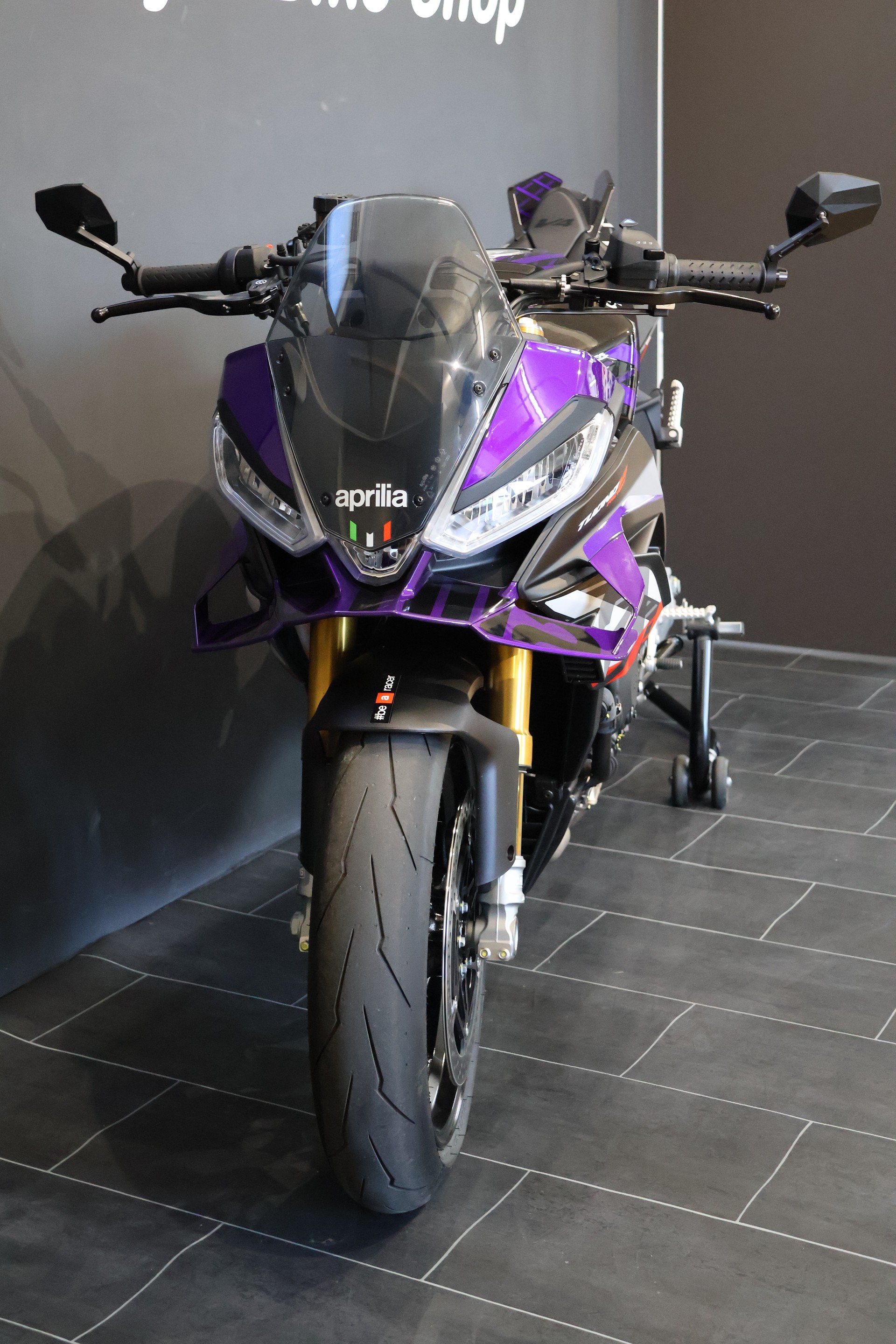 APRILIA Tuono V4 1100 E5+ Factory Akrapovic-showroom-element-3