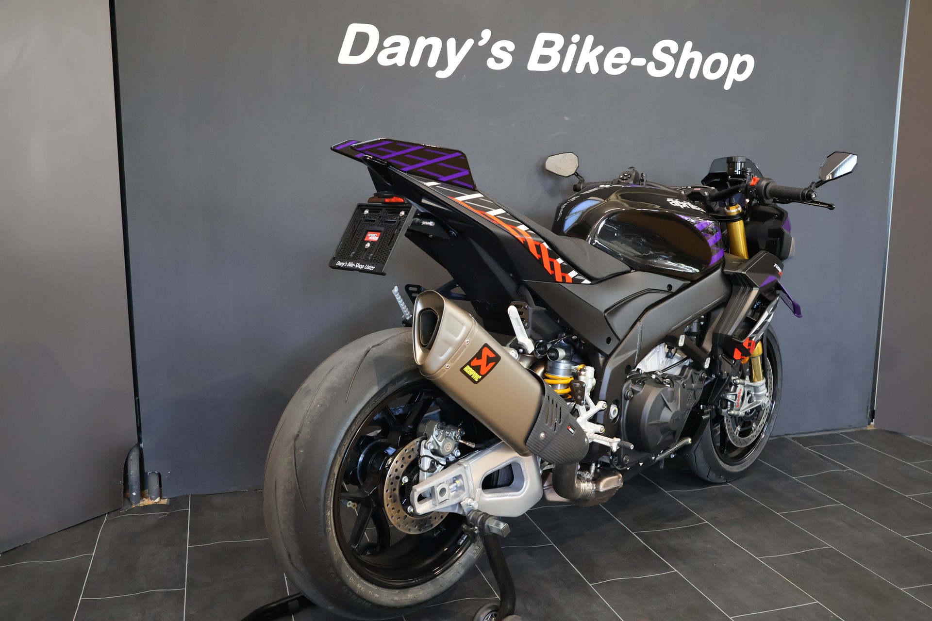 APRILIA Tuono V4 1100 E5+ Factory Akrapovic-showroom-element-1