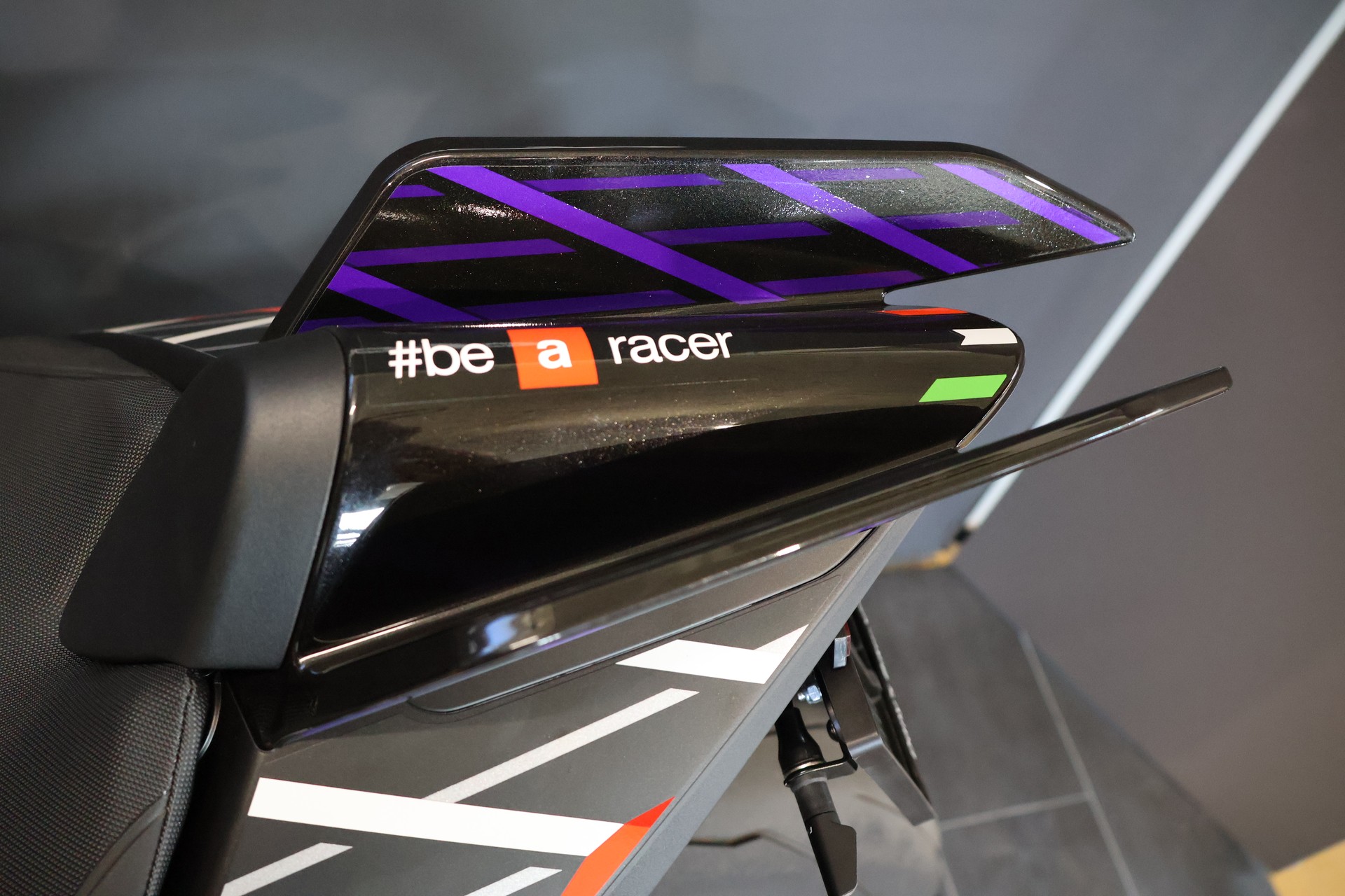 APRILIA Tuono V4 1100 E5+ Factory Akrapovic-image-6