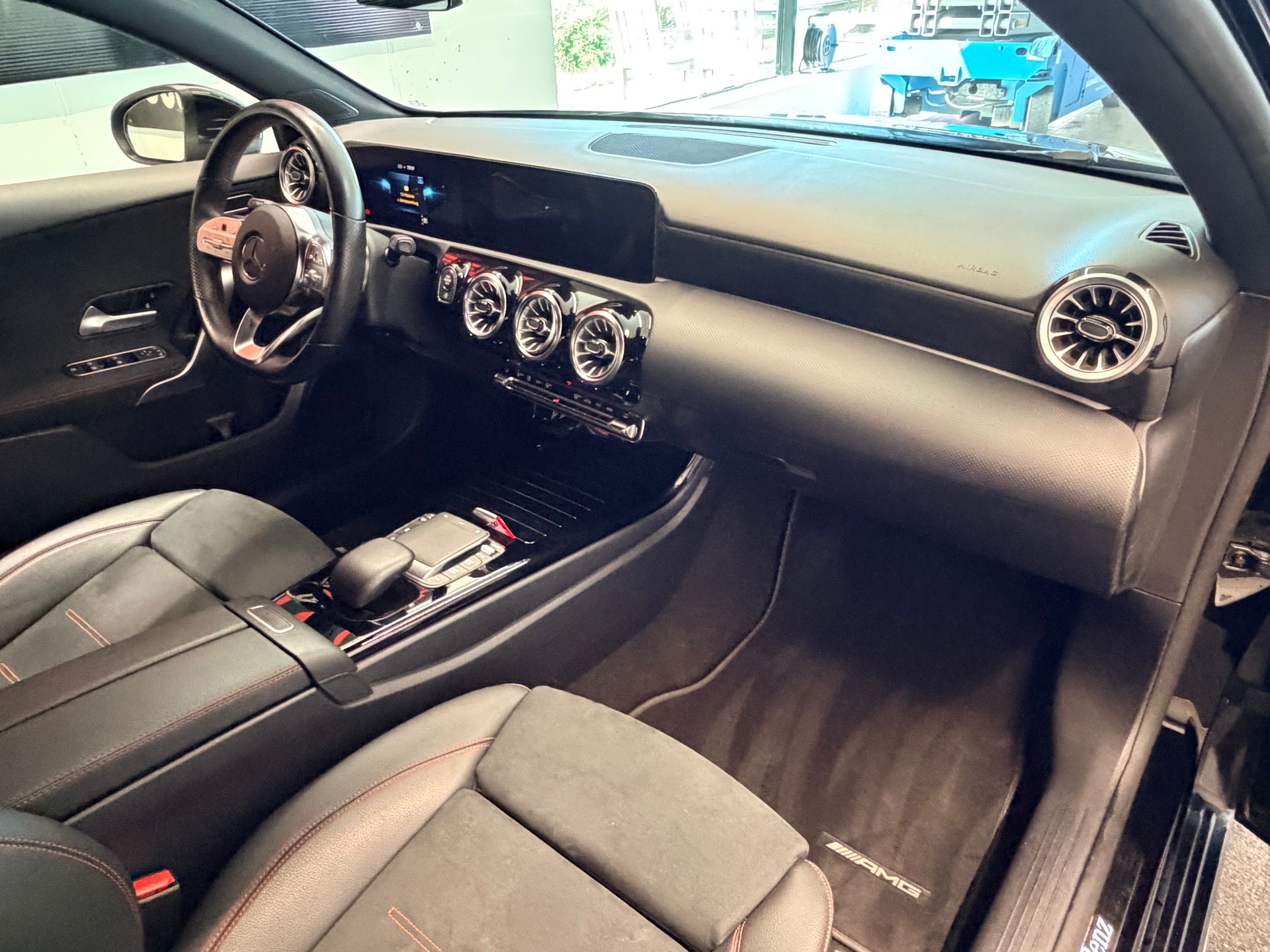 MERCEDES-BENZ A 200 AMG Line 7G-DCT-image-17