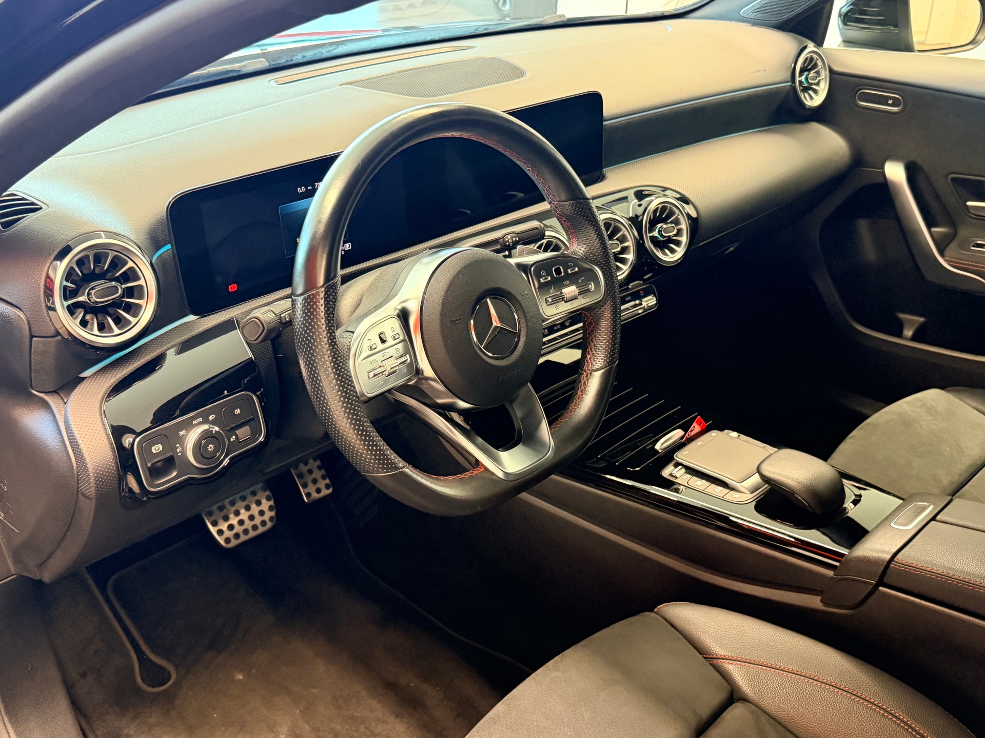 MERCEDES-BENZ A 200 AMG Line 7G-DCT-image-10