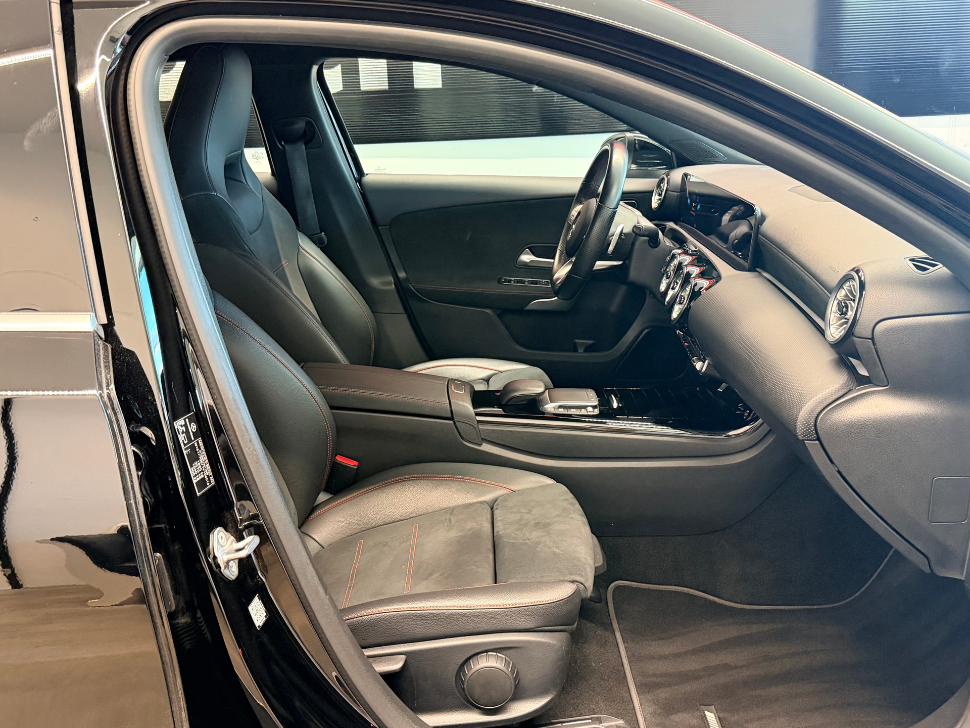 MERCEDES-BENZ A 200 AMG Line 7G-DCT-image-18