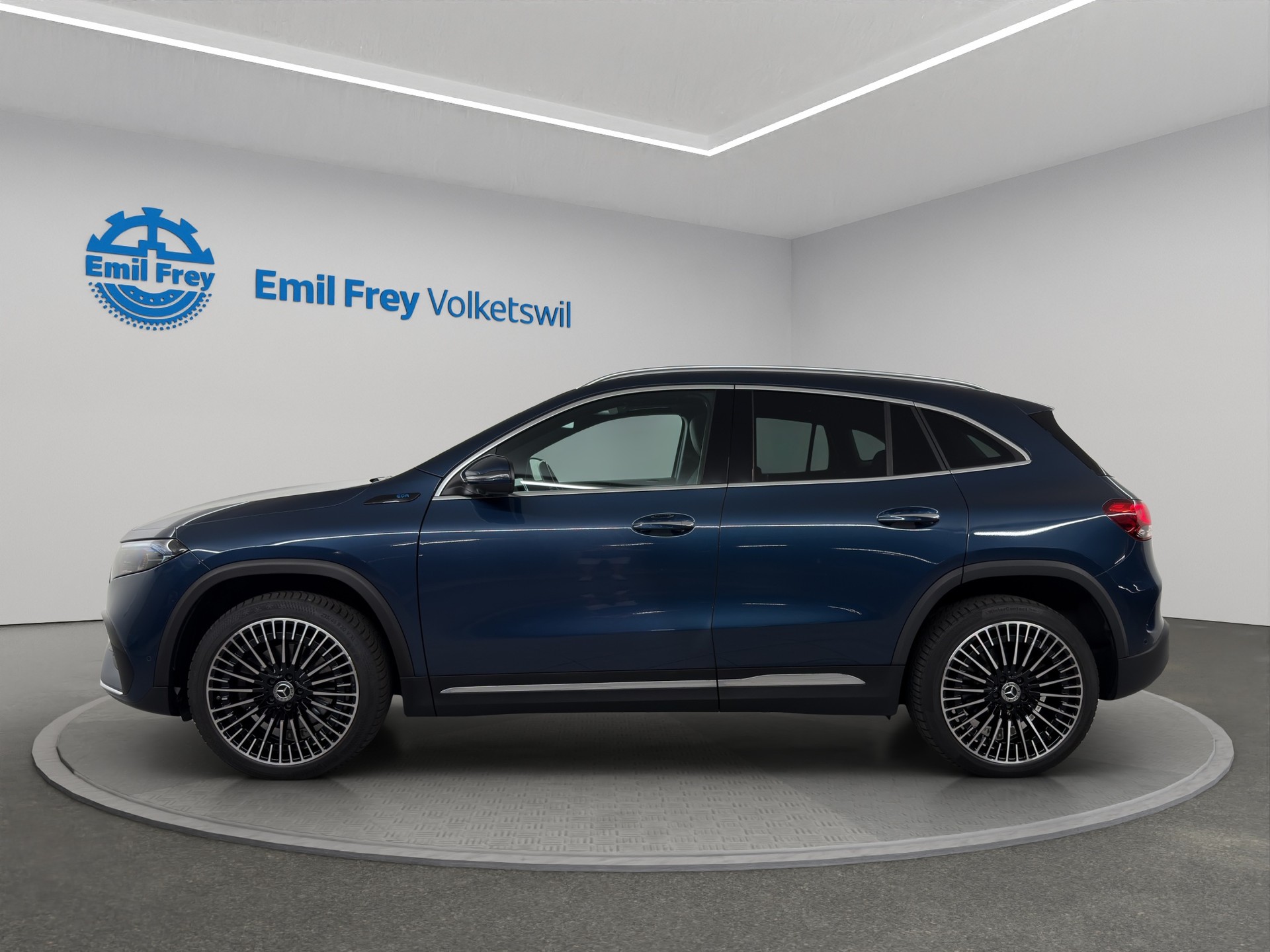 MERCEDES-BENZ EQA 300 AMG Line-showroom-element-1