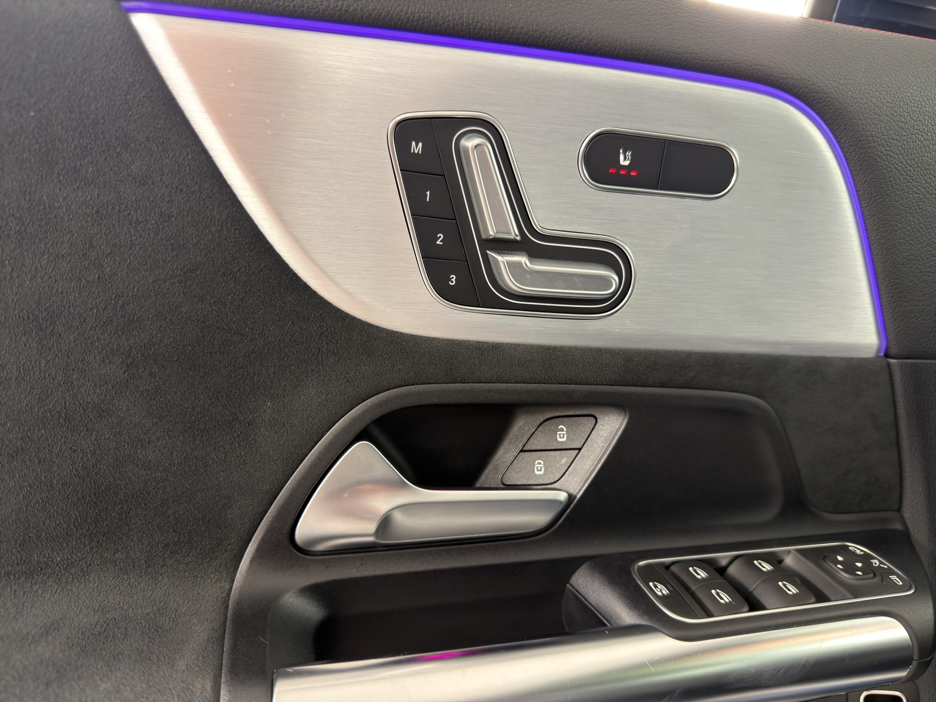 MERCEDES-BENZ EQA 300 AMG Line-image-13
