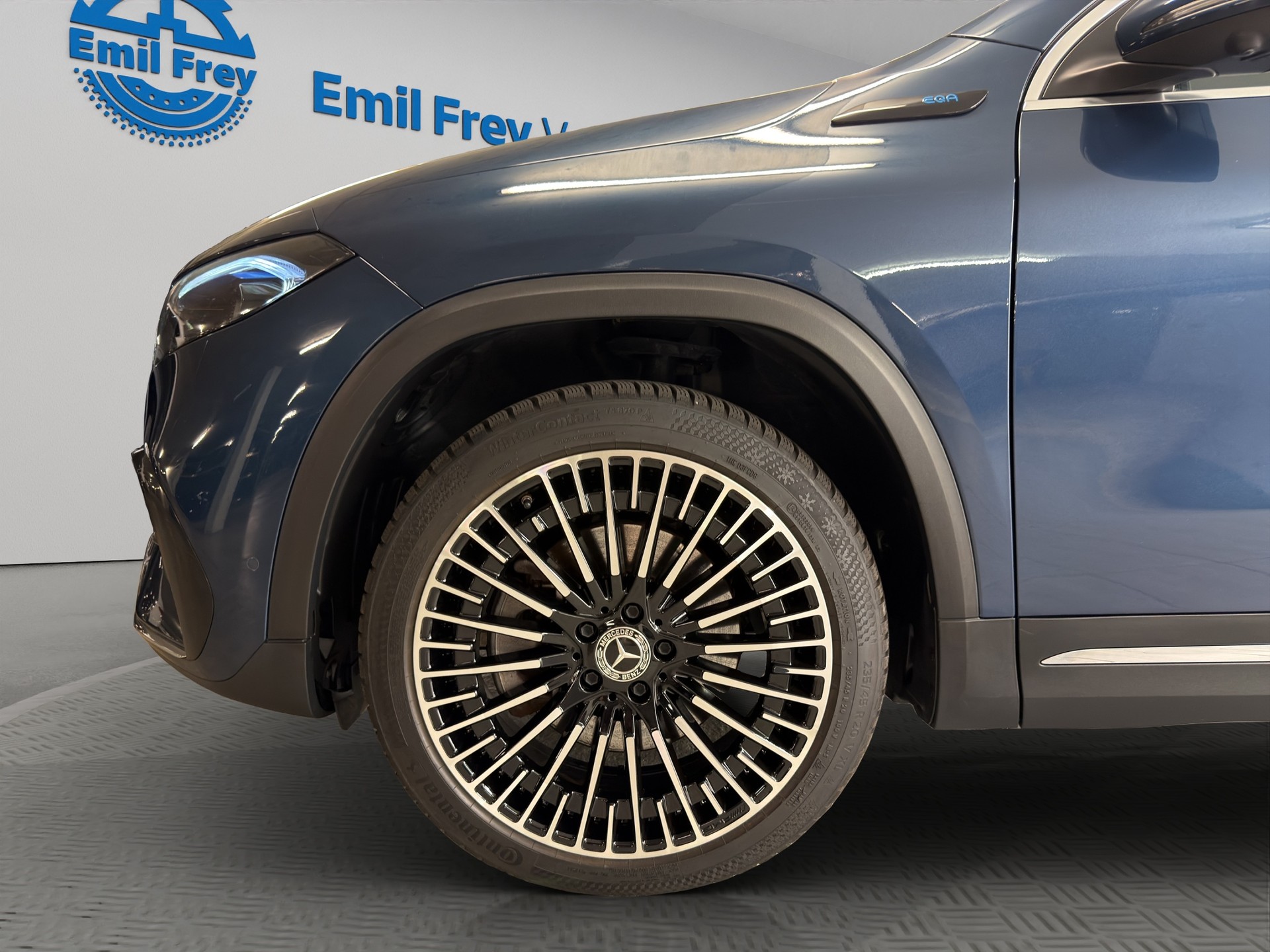 MERCEDES-BENZ EQA 300 AMG Line-showroom-element-3