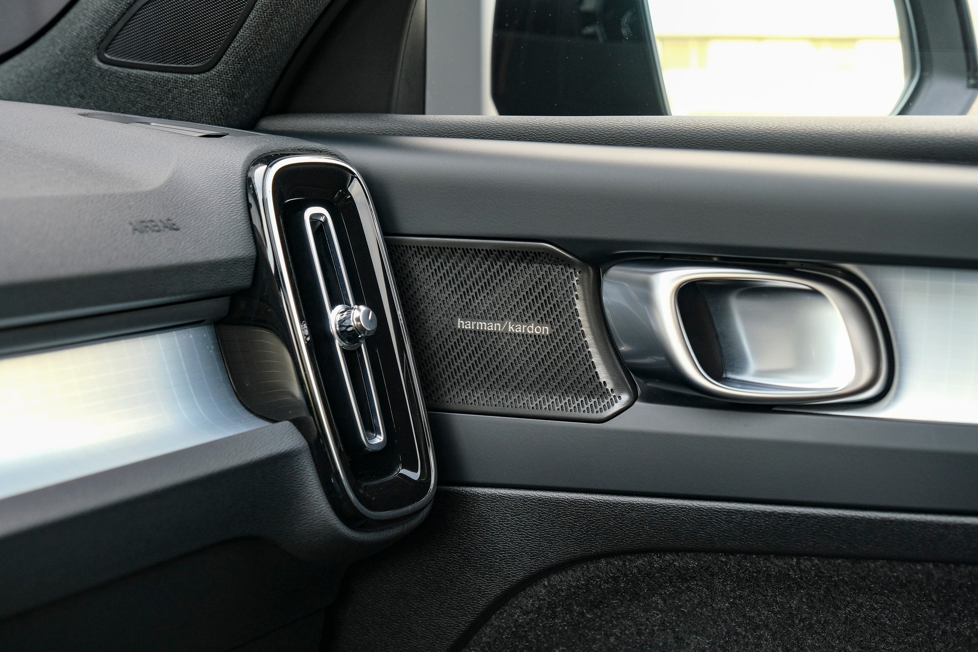 VOLVO XC40 B3 Plus Black Edition Benzin Mild Hybrid DCT-image-22