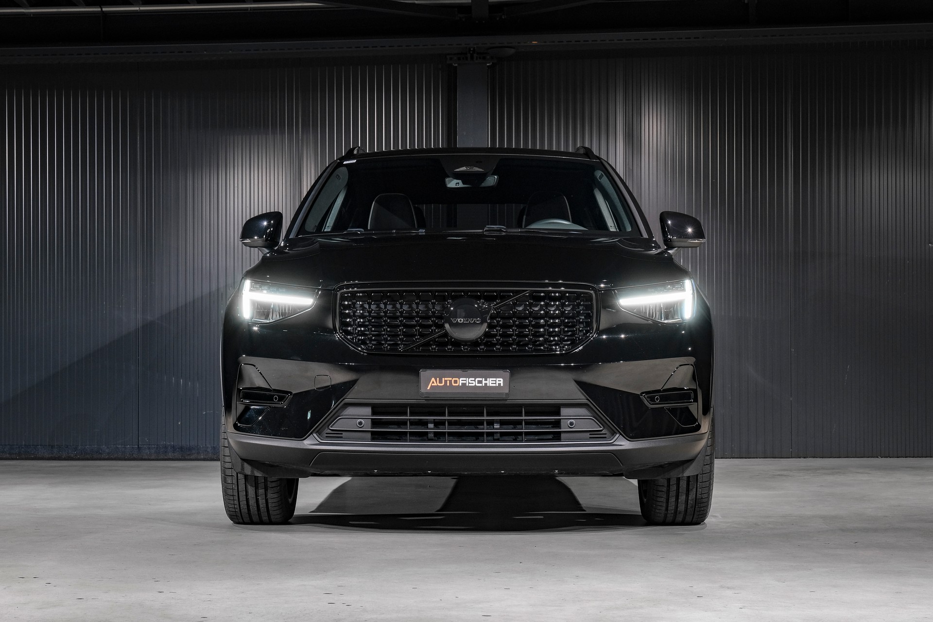 VOLVO XC40 B3 Plus Black Edition Benzin Mild Hybrid DCT-showroom-element-2