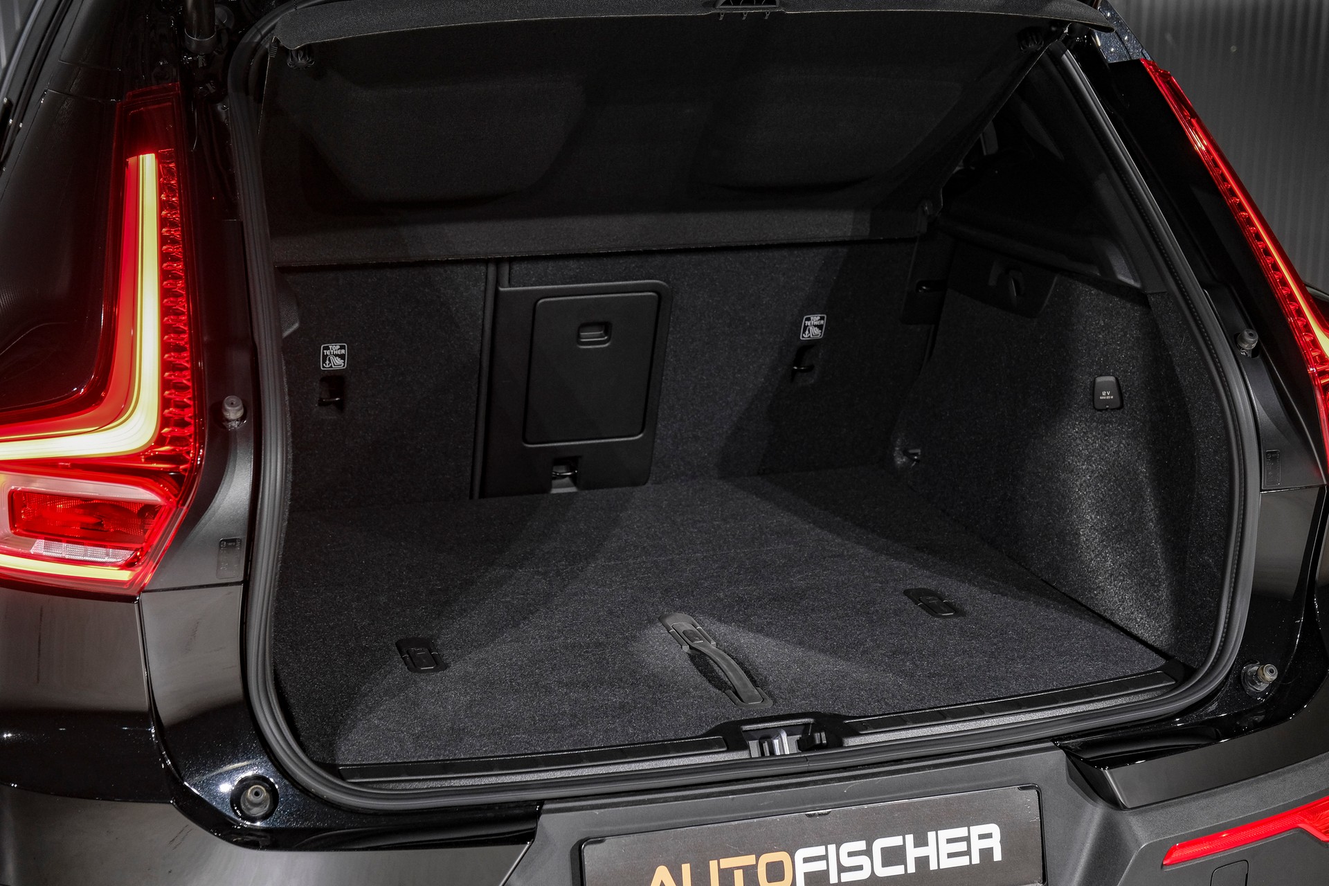 VOLVO XC40 B3 Plus Black Edition Benzin Mild Hybrid DCT-image-24