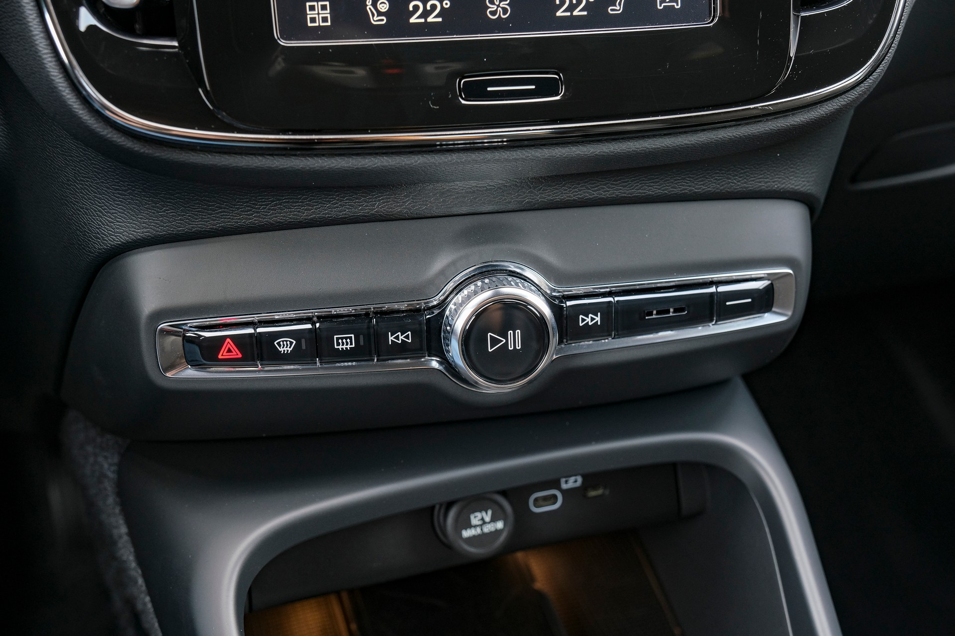 VOLVO XC40 B3 Plus Black Edition Benzin Mild Hybrid DCT-image-19