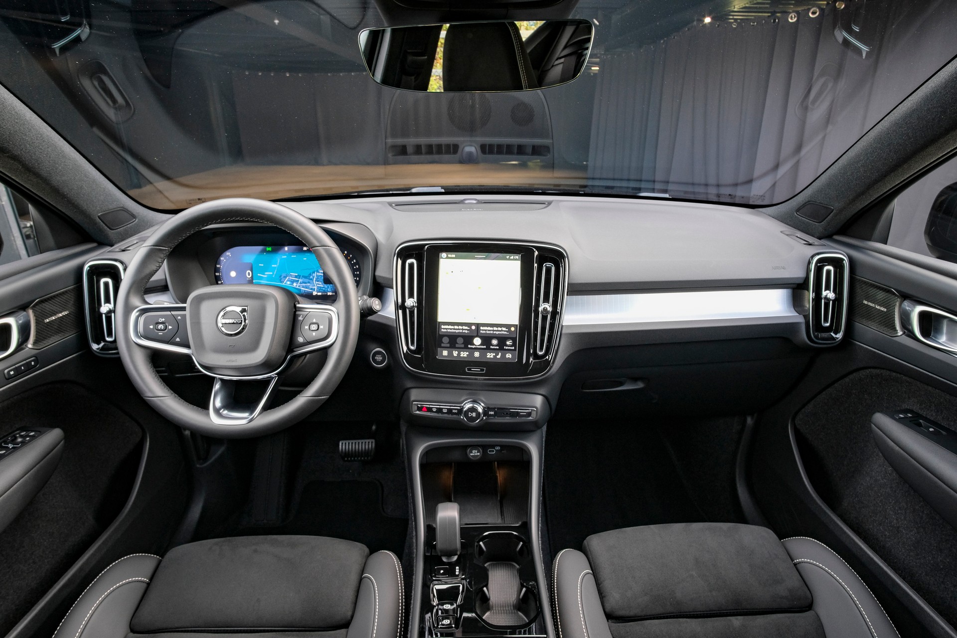 VOLVO XC40 B3 Plus Black Edition Benzin Mild Hybrid DCT-image-14