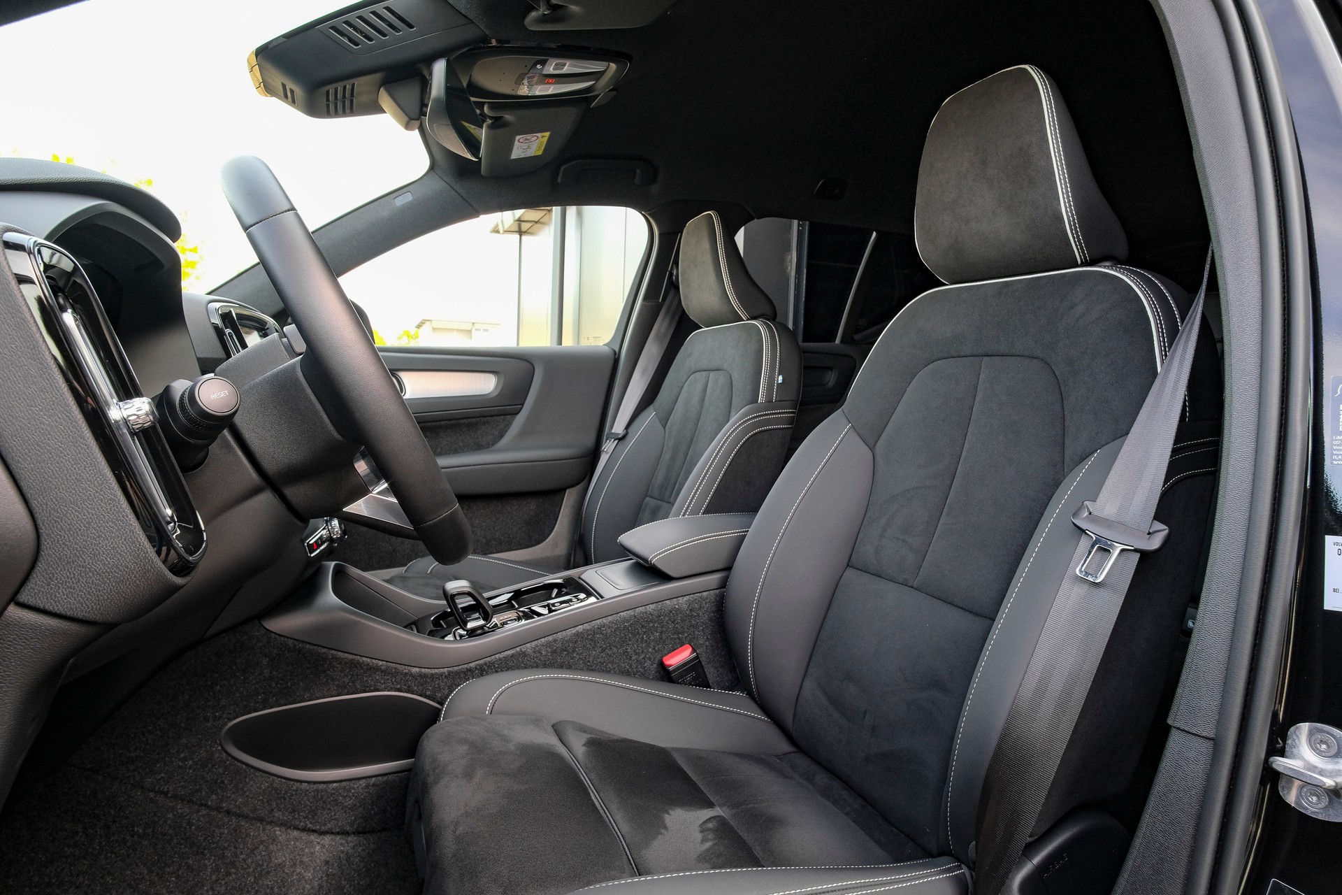 VOLVO XC40 B3 Plus Black Edition Benzin Mild Hybrid DCT-image-9