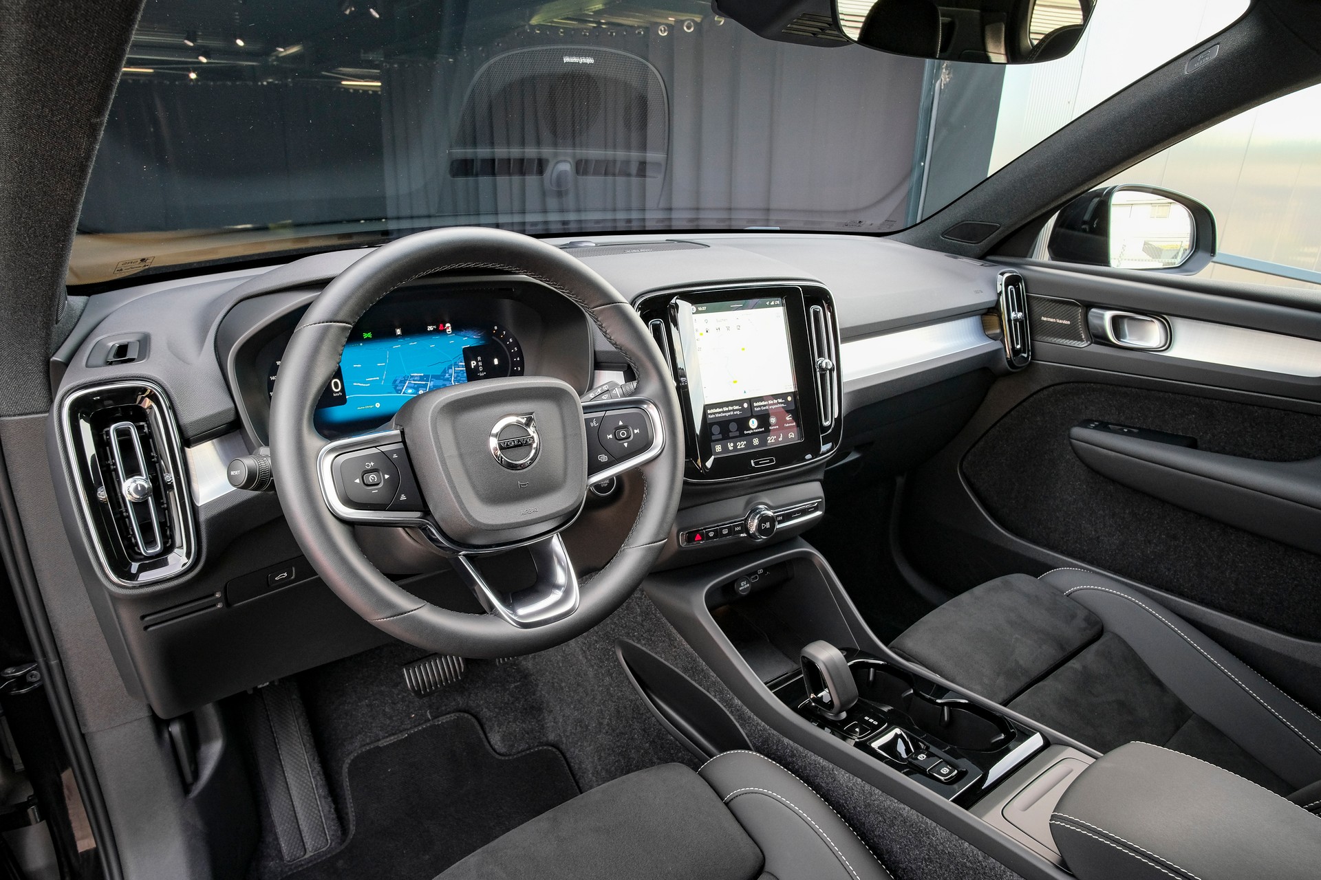 VOLVO XC40 B3 Plus Black Edition Benzin Mild Hybrid DCT-image-12