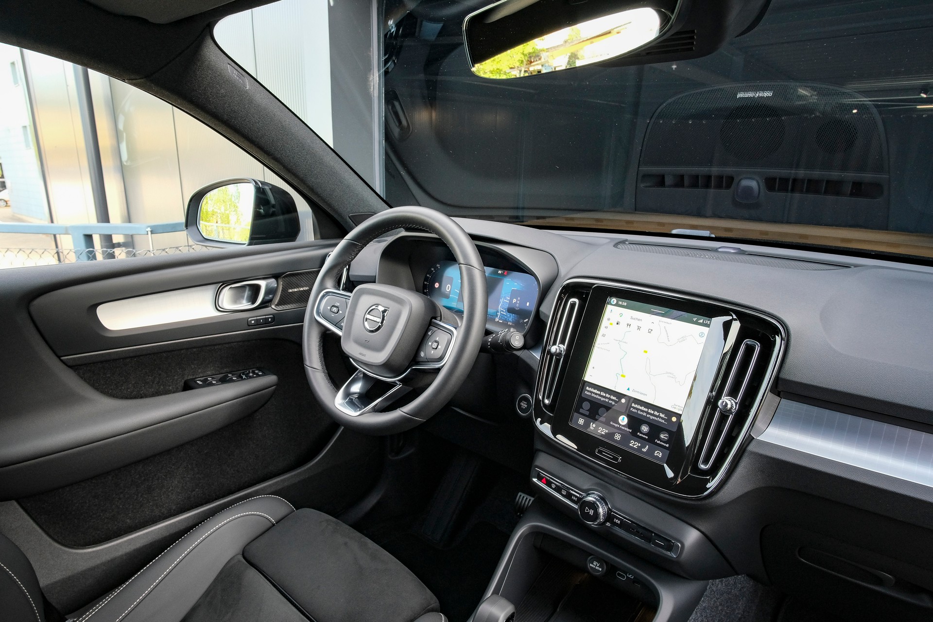 VOLVO XC40 B3 Plus Black Edition Benzin Mild Hybrid DCT-image-13