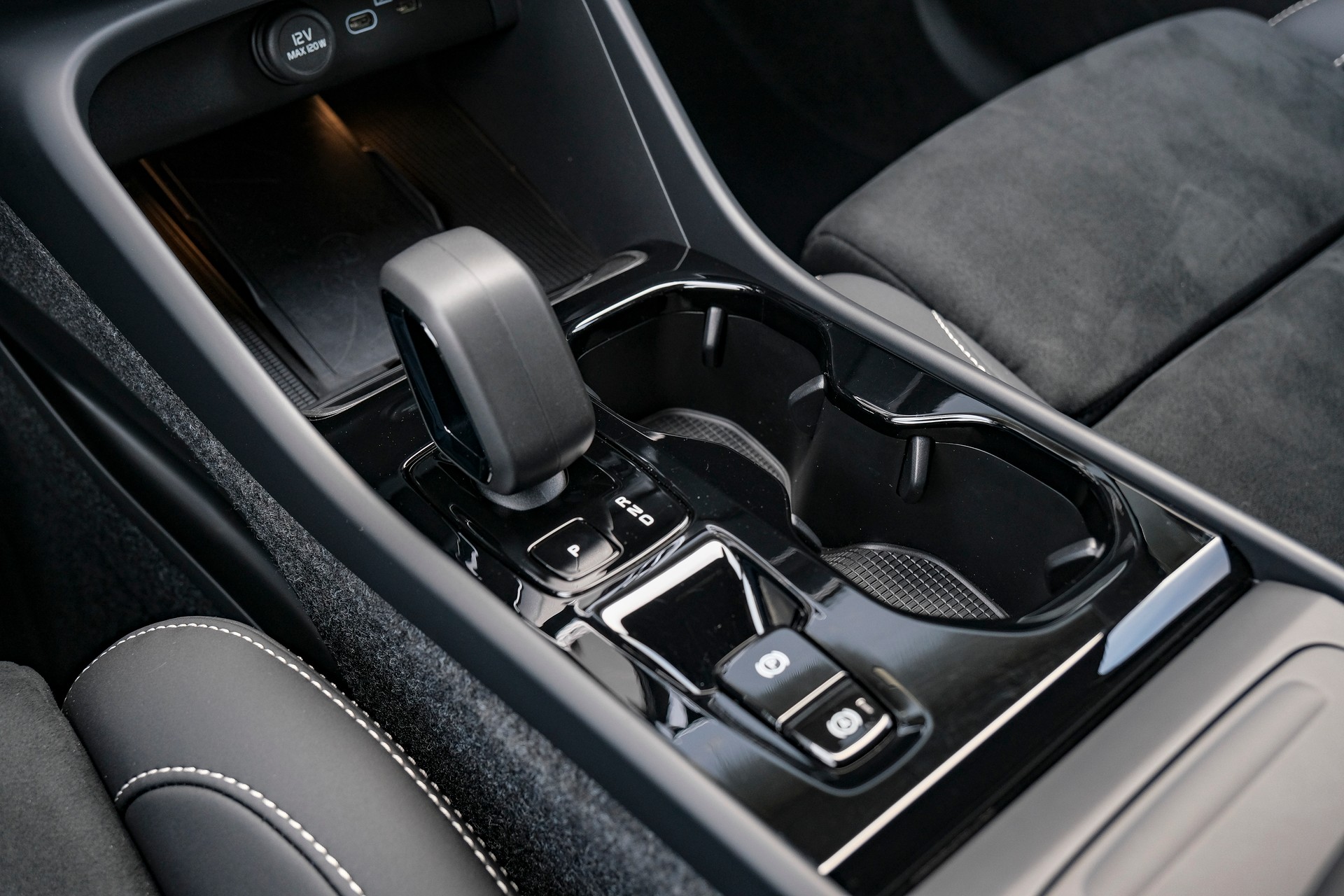 VOLVO XC40 B3 Plus Black Edition Benzin Mild Hybrid DCT-image-20