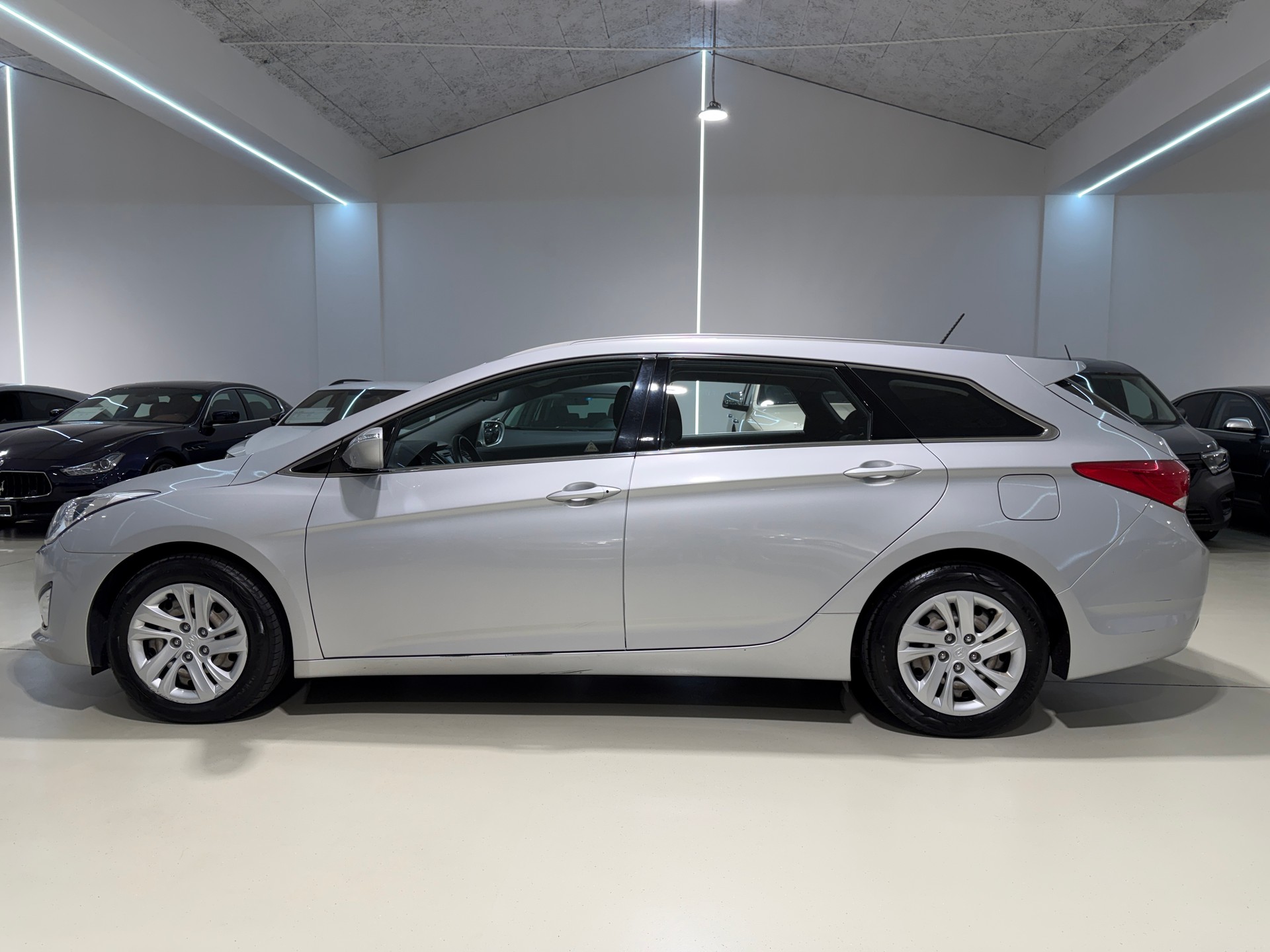 HYUNDAI i40 Wagon 1.7 CRDI Premium-showroom-element-3