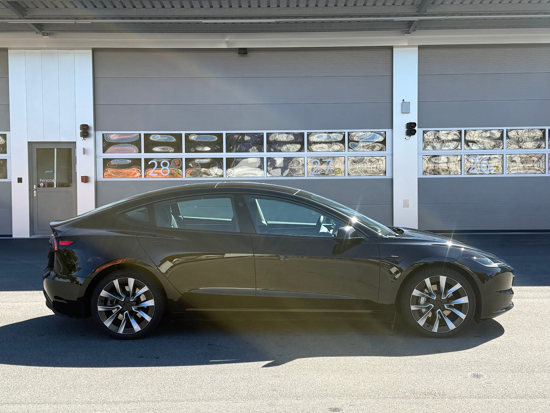TESLA Model 3 Long Range Dual Motor AWD-showroom-element-2
