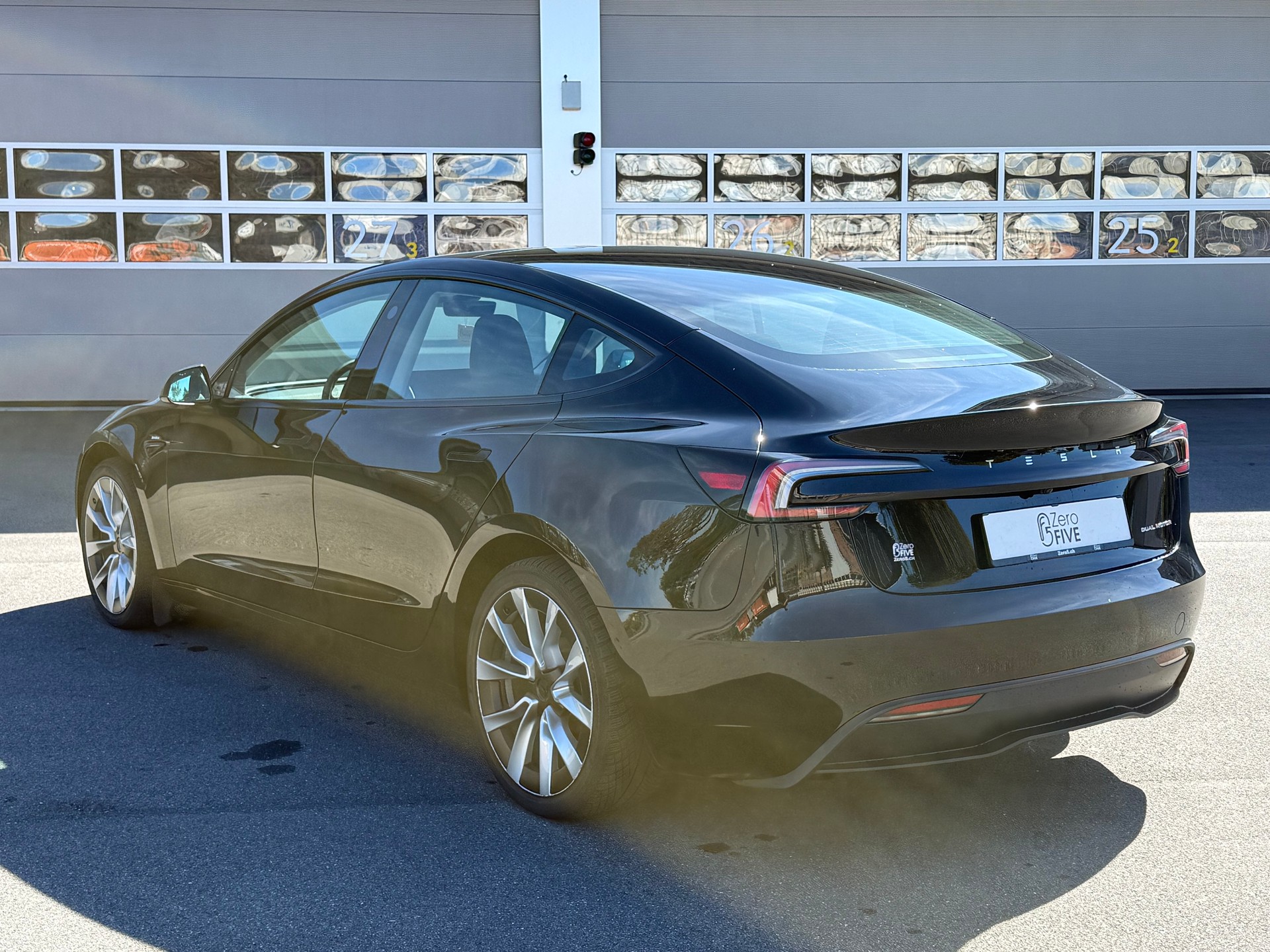 TESLA Model 3 Long Range Dual Motor AWD-showroom-element-3