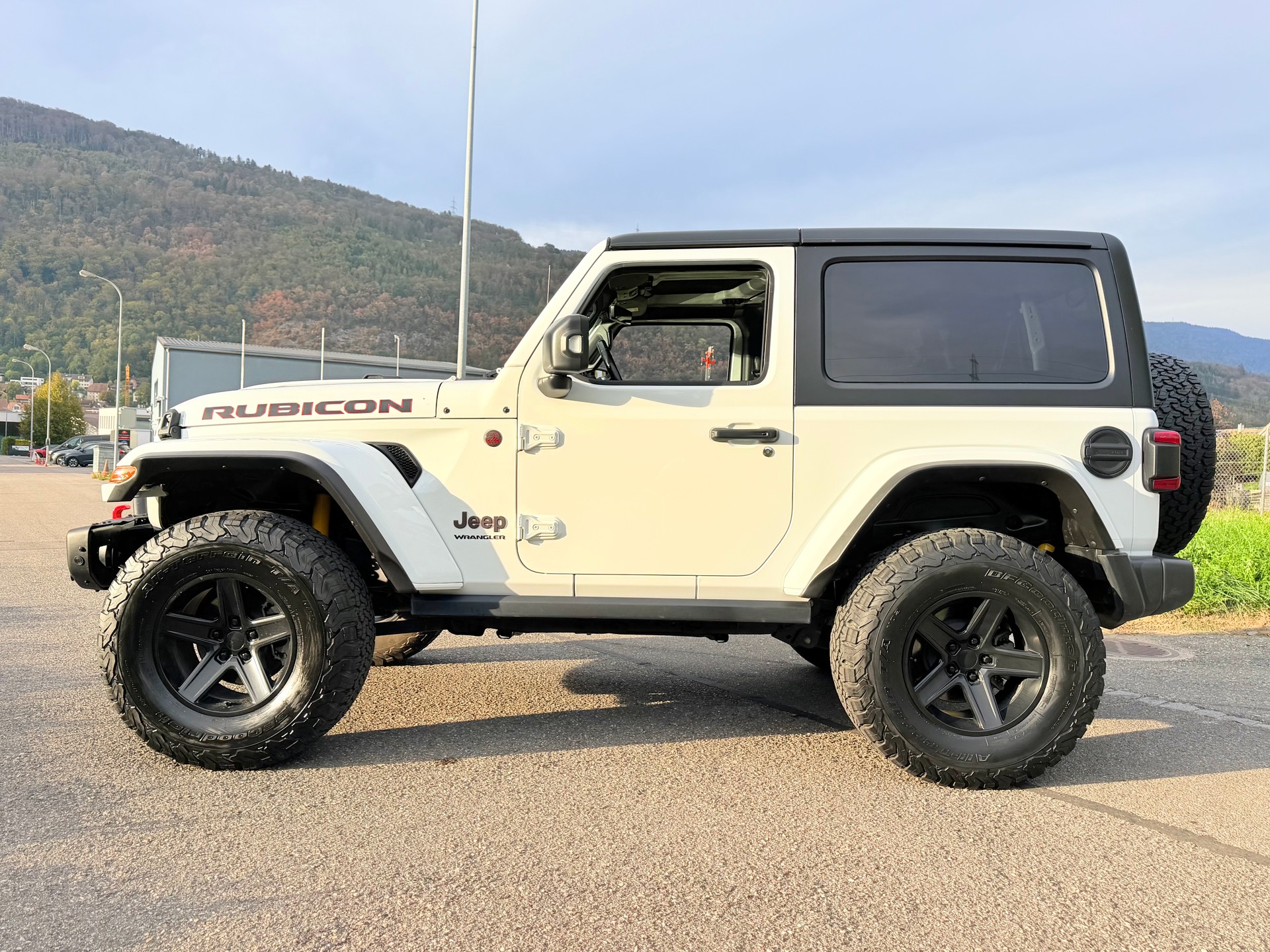 JEEP WRANGLER 2.2MJ RUBICON 4X4 "HÖHER + BREITER" ALLES MIT MFK !! VIEL UMGEBAUT !! FRISCH AB MFK !! AHK 2800 KG. MIT GRATIS SERVICE.-image-2