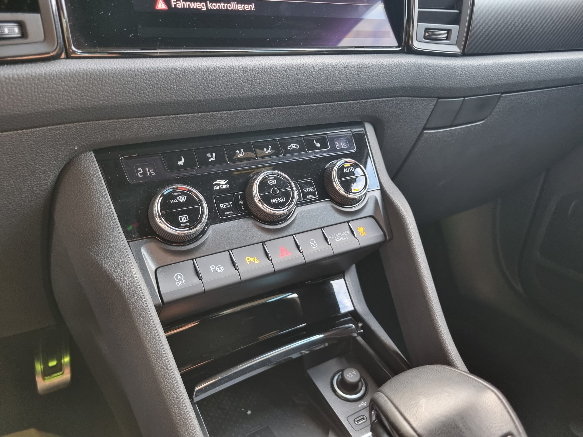 SKODA Kodiaq 2.0 TSI 4x4 SportLine-image-16