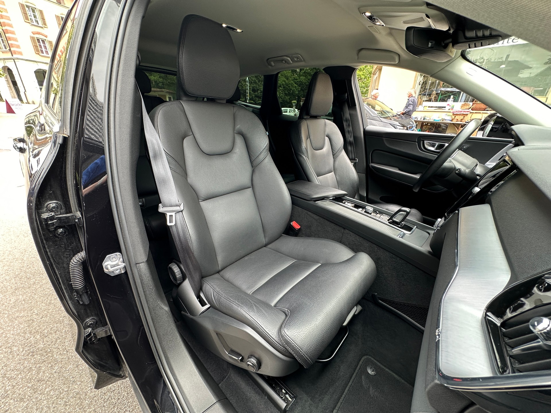 VOLVO XC60 B4 Diesel Mild Hybrid AWD Momentum Geartronic-image-11